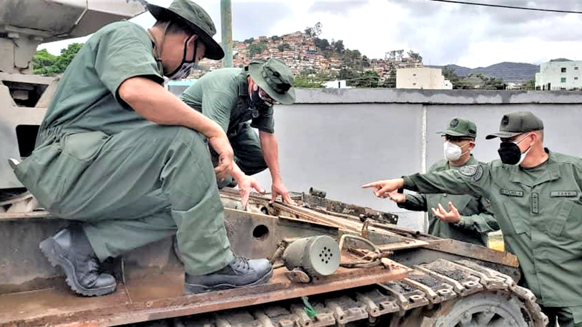 Militares en la reparación de uno de los vehículos militares