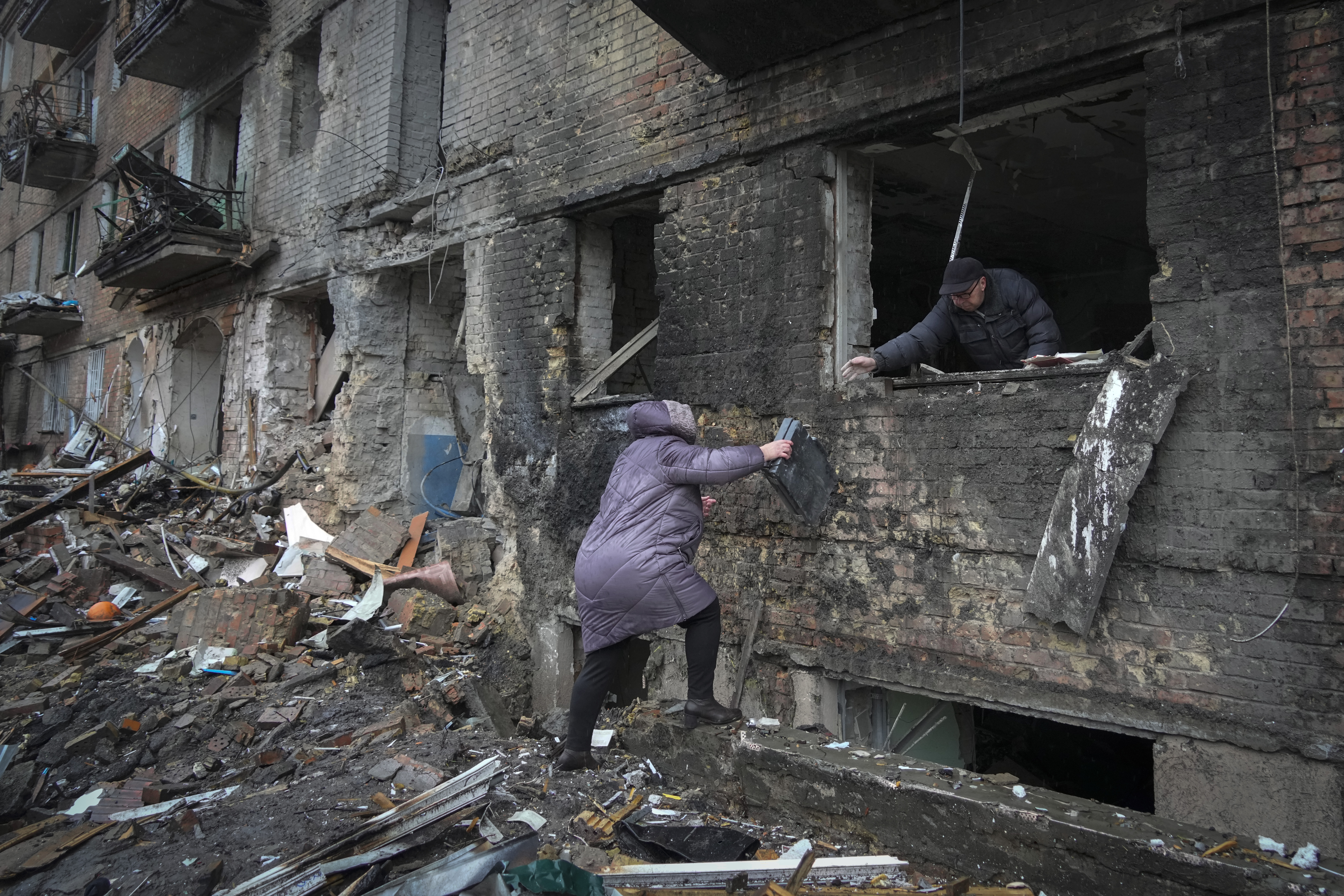 La gente recoge sus pertenencias en una casa dañada después del bombardeo ruso en la ciudad de Vyshgorod, en las afueras de la capital, Kiev, Ucrania, el jueves 24 de noviembre de 2022.(Foto AP/Efrem Lukatsky)