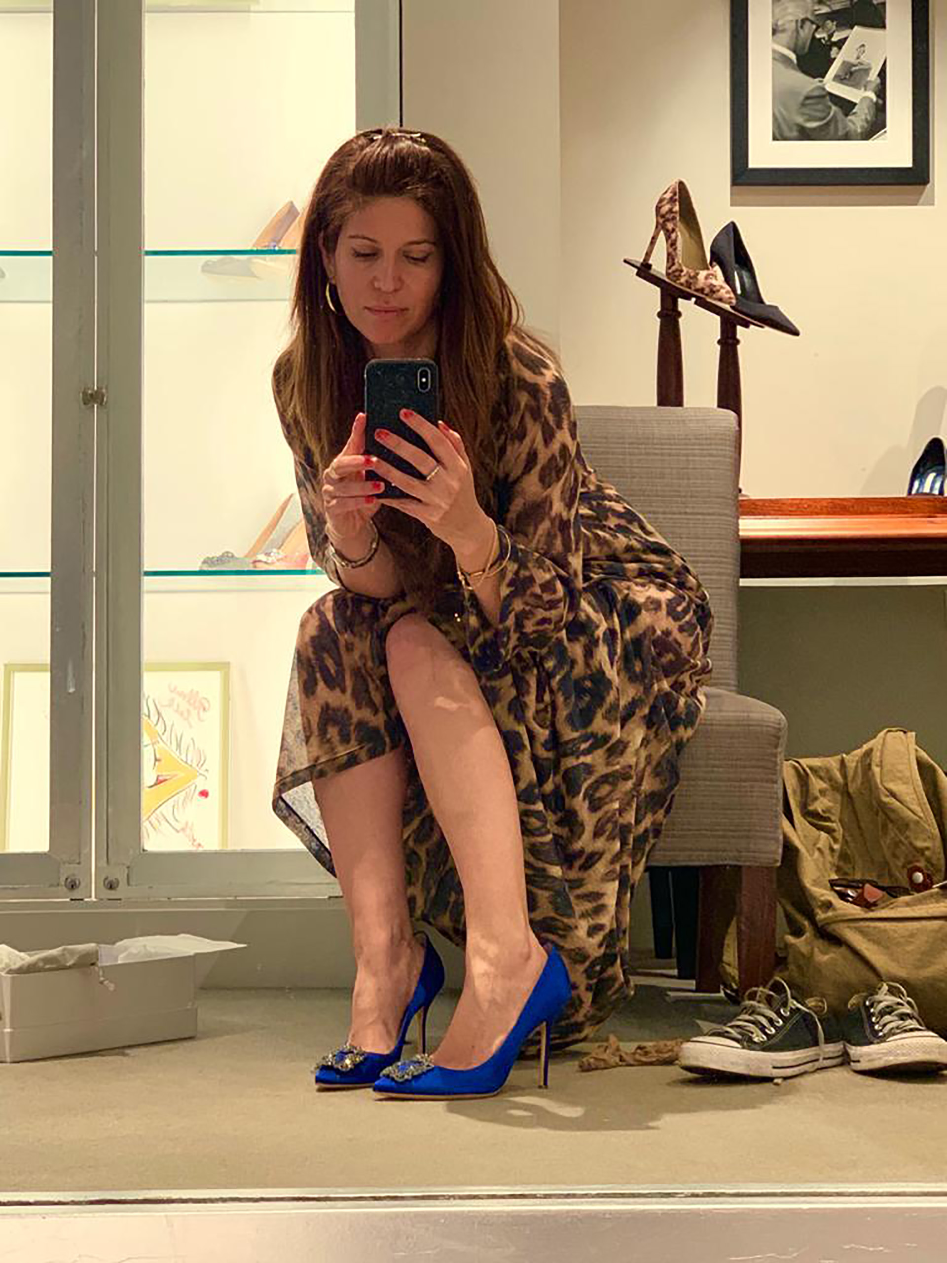 Elbita Marcovecchio, fanática de los zapatos, probándose un par de la colección de Sarah Jessica Parker en Manolo Blahnik de New York