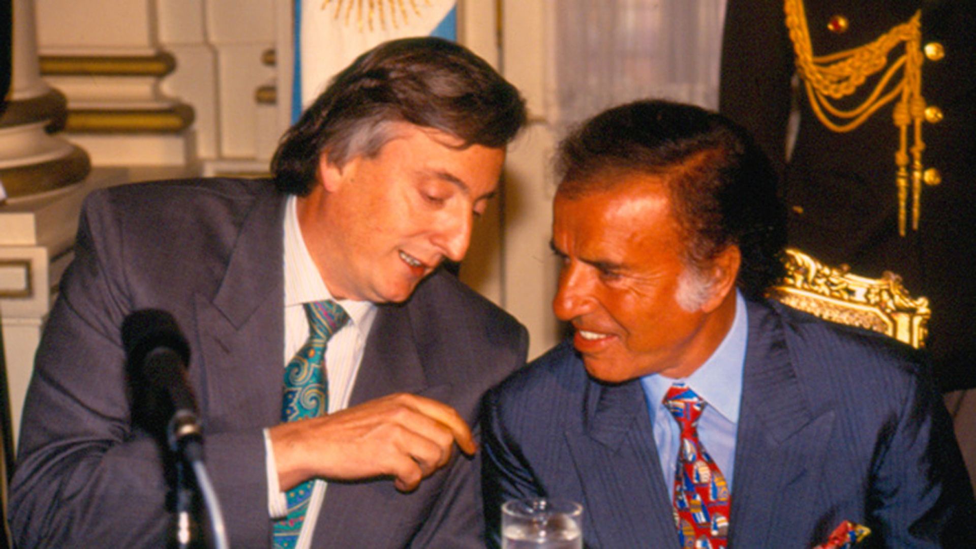 Carlos Menem junto a Néstor Kirchner, quien asumió la presidencia en 2003, luego de que el riojano se bajara del ballotage