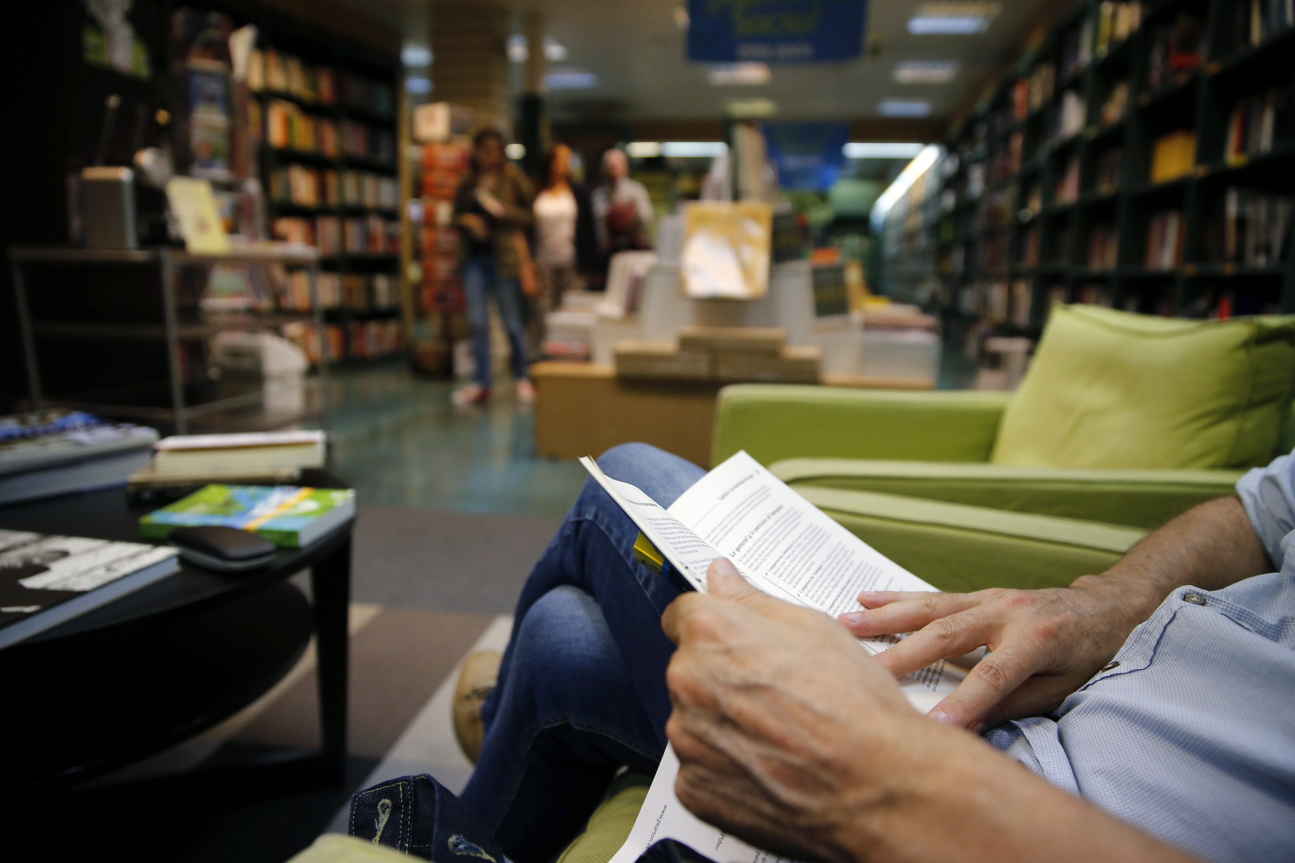  Un hombre lee en una librería de Madrid. (EFE/Mariscal/Archivo)