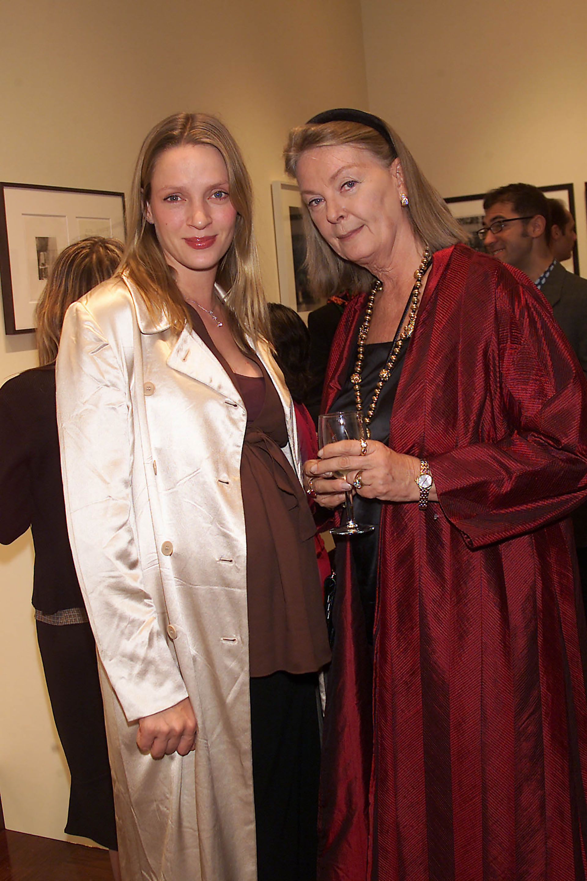 Uma Thurman, embarazada de su segundo hijo, junto a su madre Nena von Schlebrügge, ex modelo y actriz en un evento en Nueva York, a mediados de 2001 (Photo: Evan Agostini/ImageDirect)