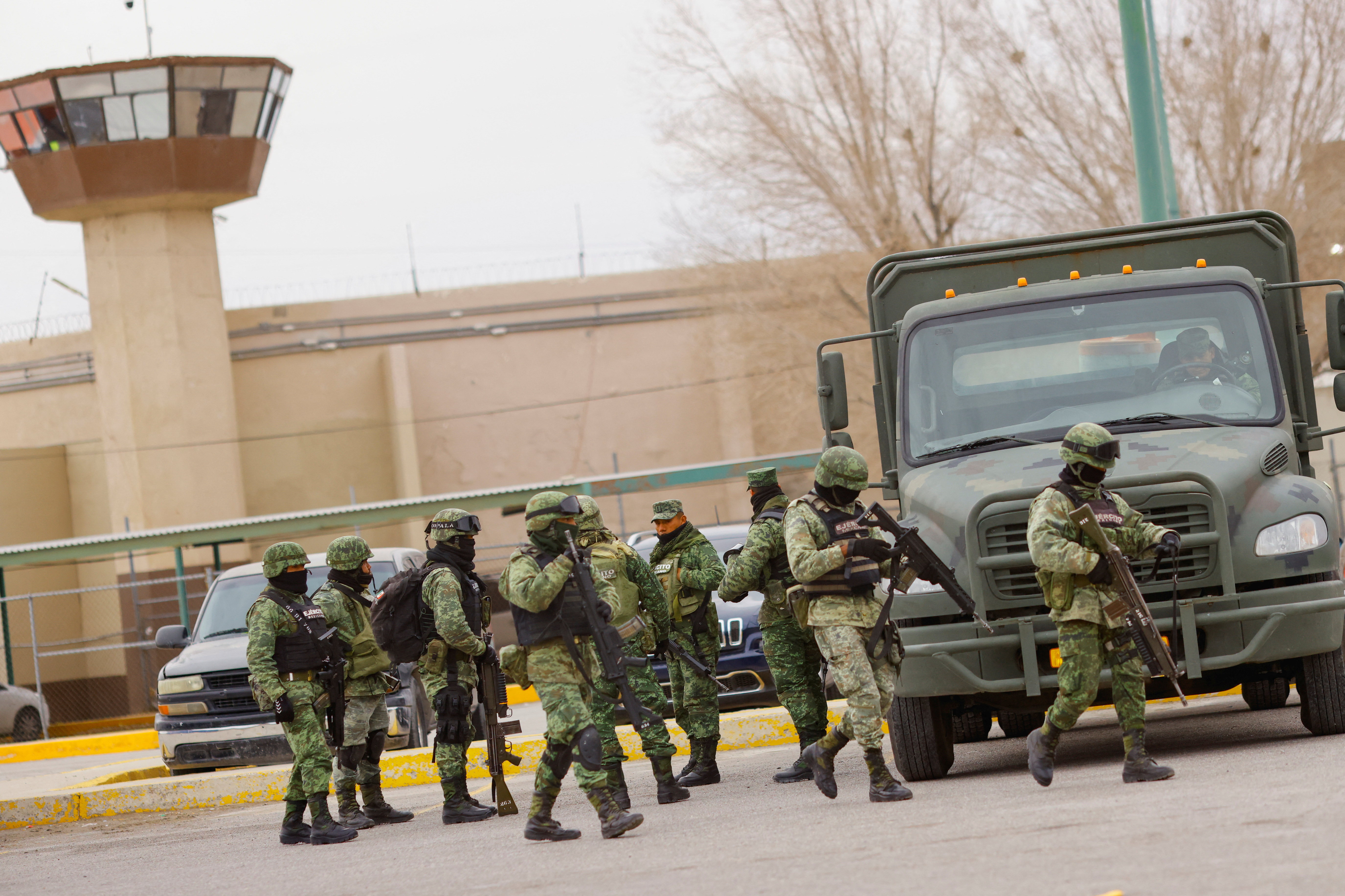 Militares al exterior del CERESO 3 (REUTERS/Jose Luis Gonzalez)