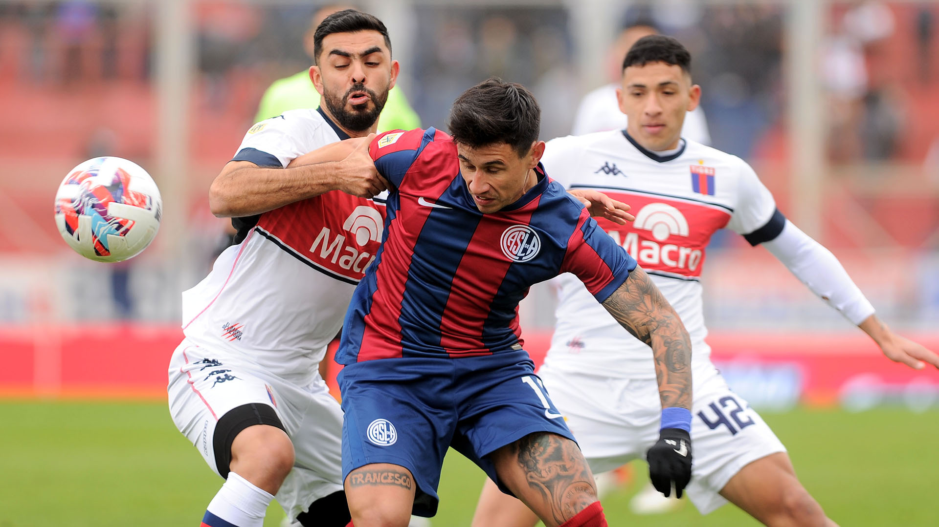  San Lorenzo y Tigre jugaron un vibrante empate en el Bajo Flores (Télam)