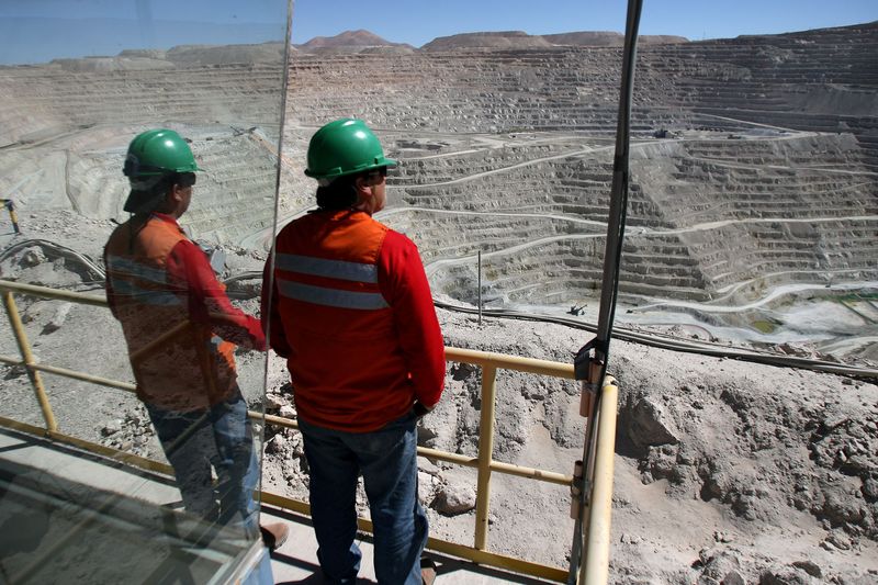 FOTO DE ARCHIVO. Trabajadores en una mina de cobre cerca de Antofagasta, Chile. Marzo, 2008. REUTERS/Ivan Alvarado