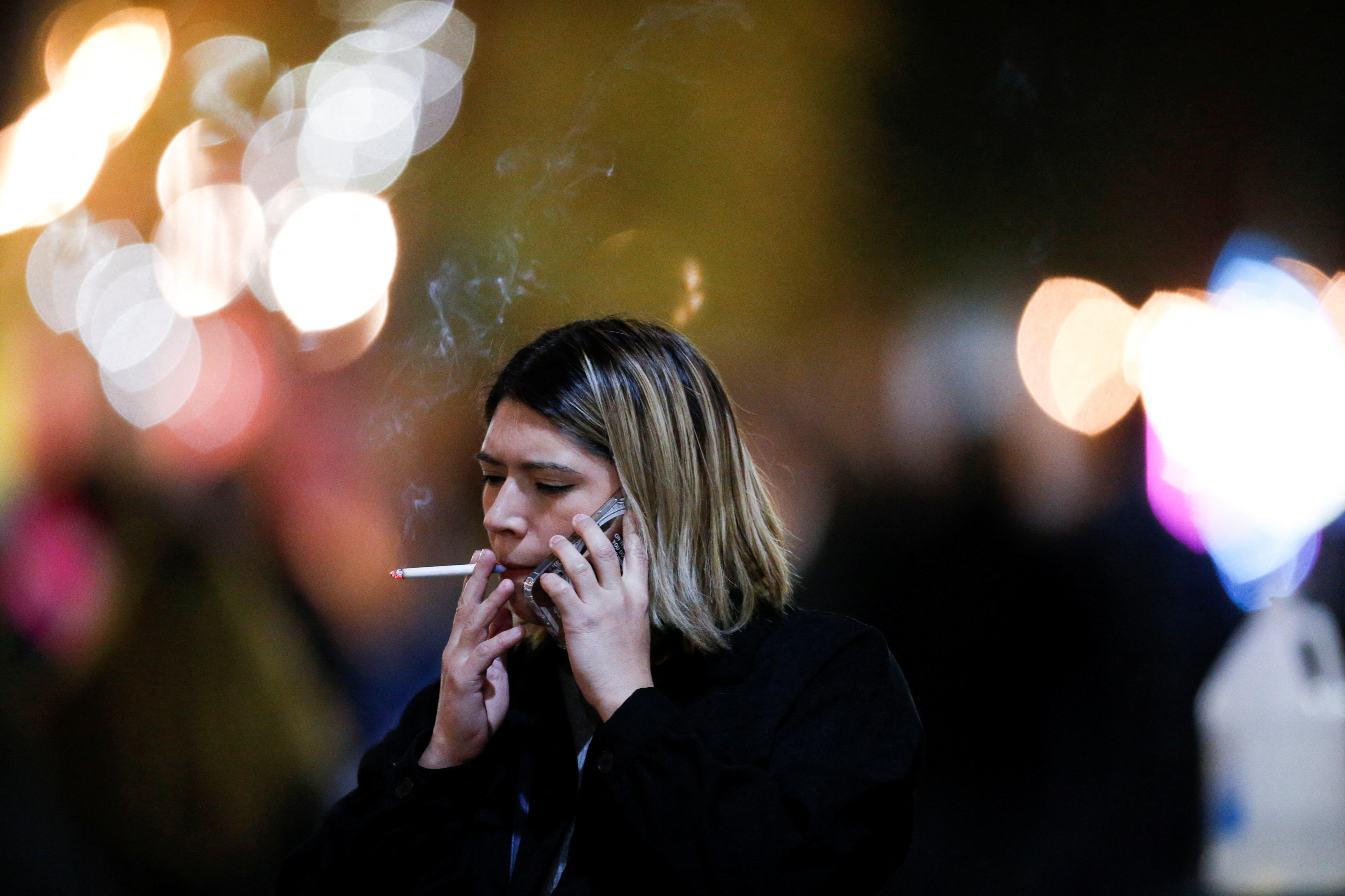 Según estudios, la soledad aumenta el riesgo de una persona de morir prematuramente, rivalizando con el tabaquismo (REUTERS)