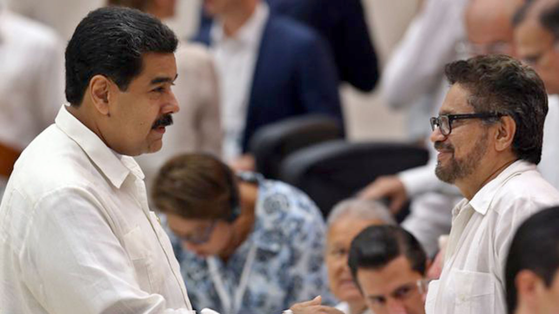 Nicolás Maduro saluda a Ivan Márquez, uno de los jefe de las disidencias de las FARC