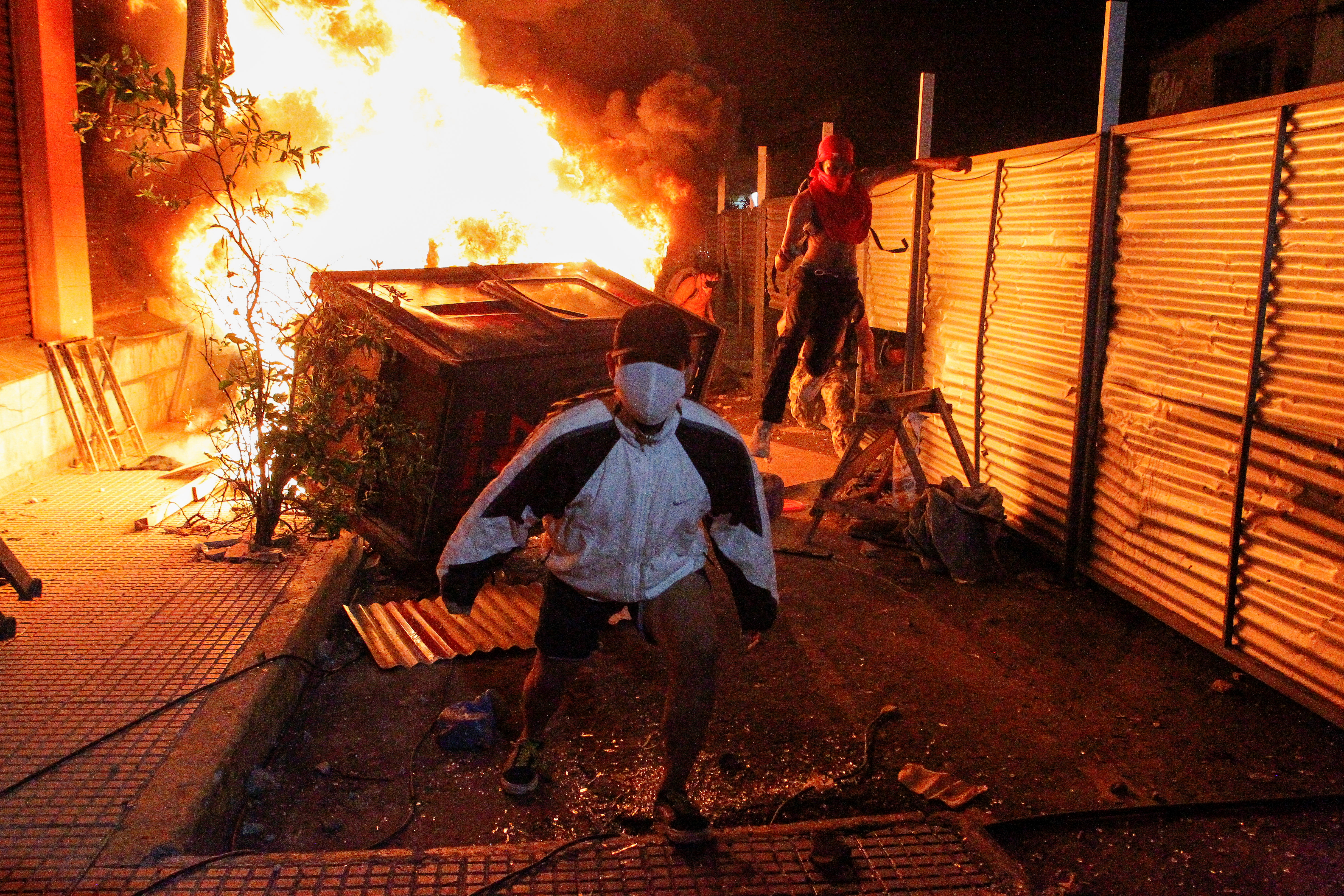 Hubo corridas, pedradas y fuego en las calles (REUTERS/César Olmedo)