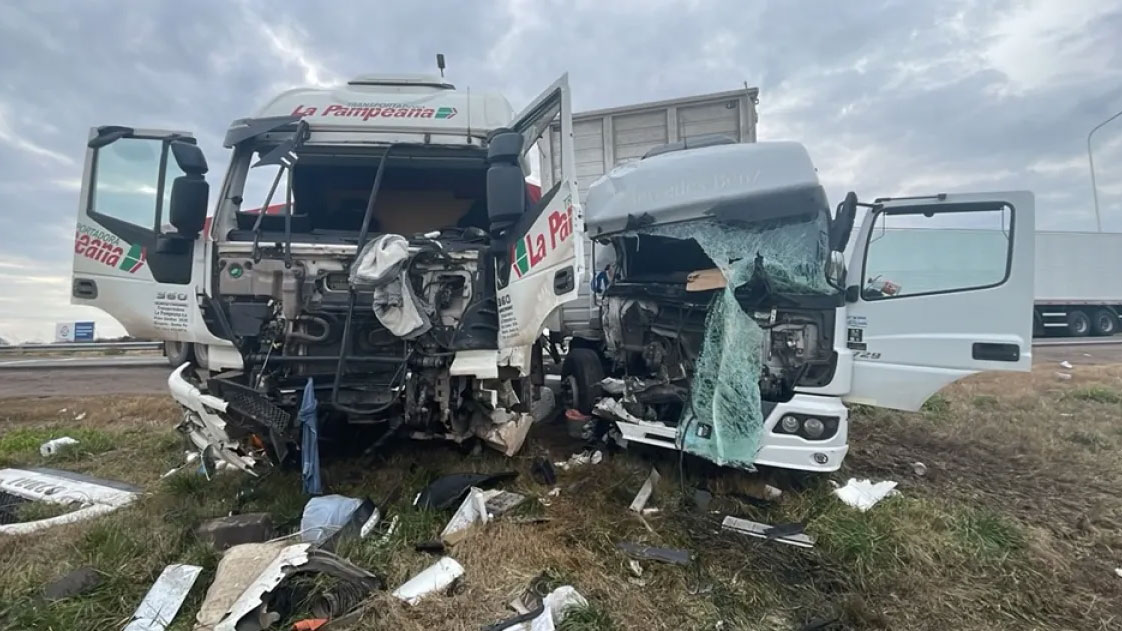 Un muerto y dos heridos tras un brutal choque entre dos camiones en La Pampa