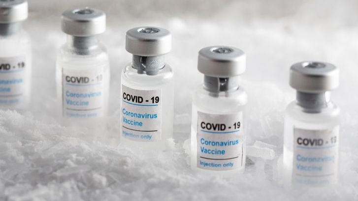 Se extendió el uso por dos meses y se habilitó la aplicación de vacunas COVID con fecha de vencimiento cumplida (REUTERS)