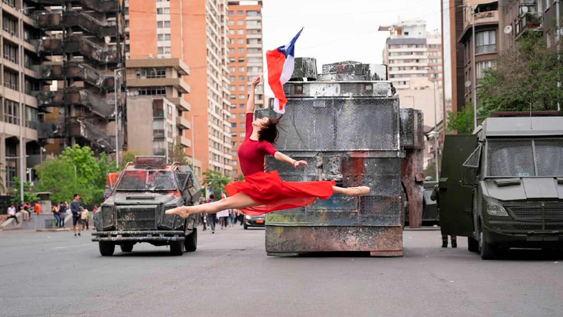 Catalina Duarte, bailarina del Teatro Municipal de Santiago de Chile, ejecutó un paso de ballet frente a los blindados durante las manifestaciones dd 2019. (María Paz Morales/IG: @paz.pachy)