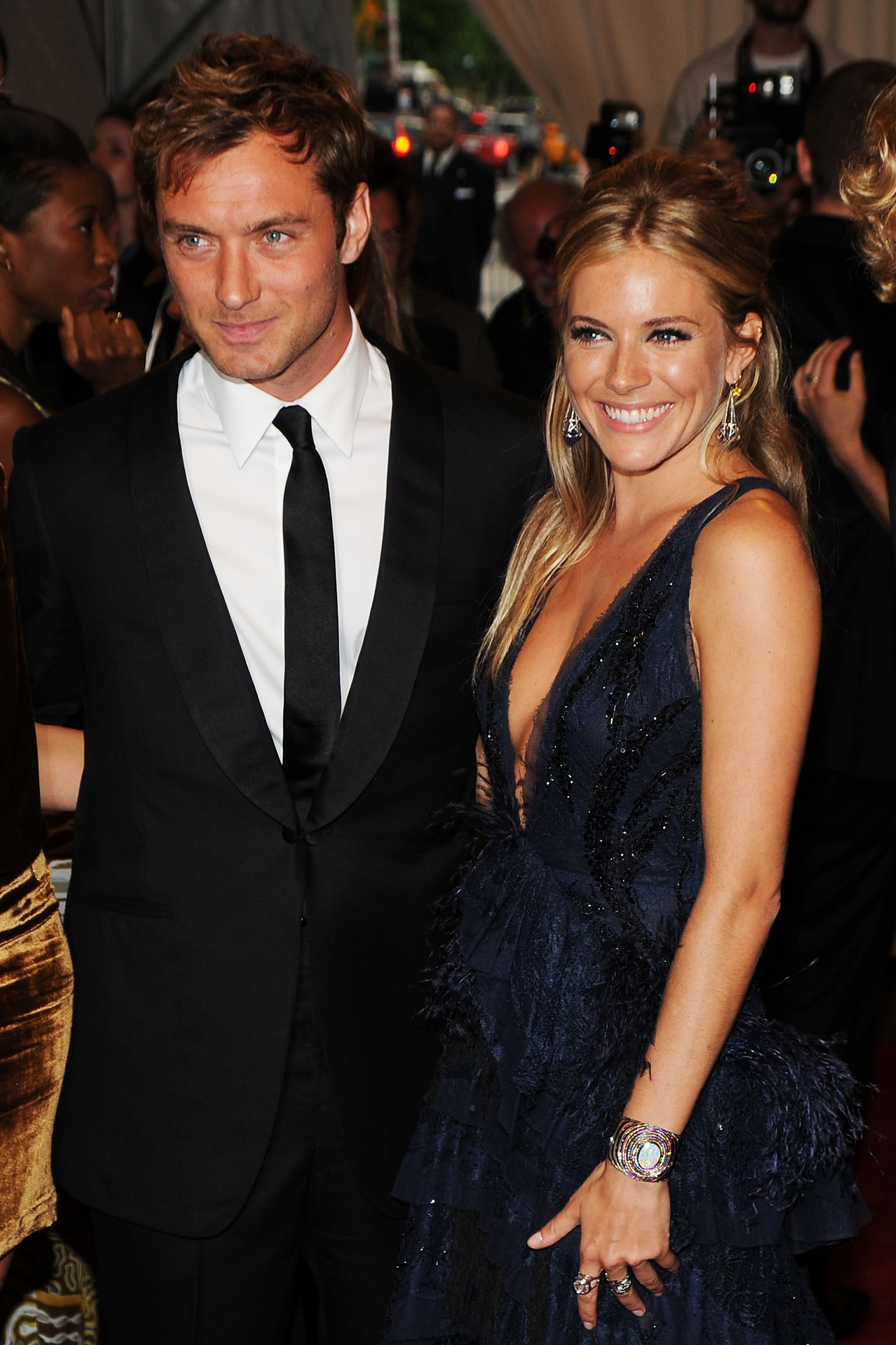 Jude Law y Sienna Miller en 2010 en Nueva York. Él la engañó con la niñera de sus hijos y la actriz lo dejó. Al poco tiempo lo perdonó, pero la relación volvió a fracasar (Getty Images)