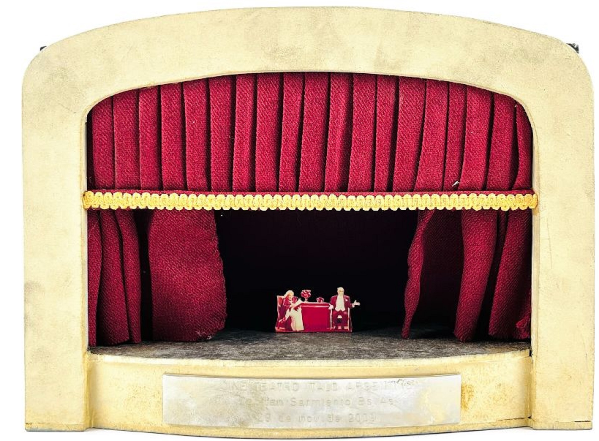 Escenario teatral en miniatura con figuras de China Zorrilla y Carlos Perciavalle (Uruguay, 1941) durante la representación de “El diario privado de Adán y Eva”, obra teatral estrenada en la ciudad de Buenos Aires en 2004. 28 x 25 x 11 cm. Precio Base 150 dólares