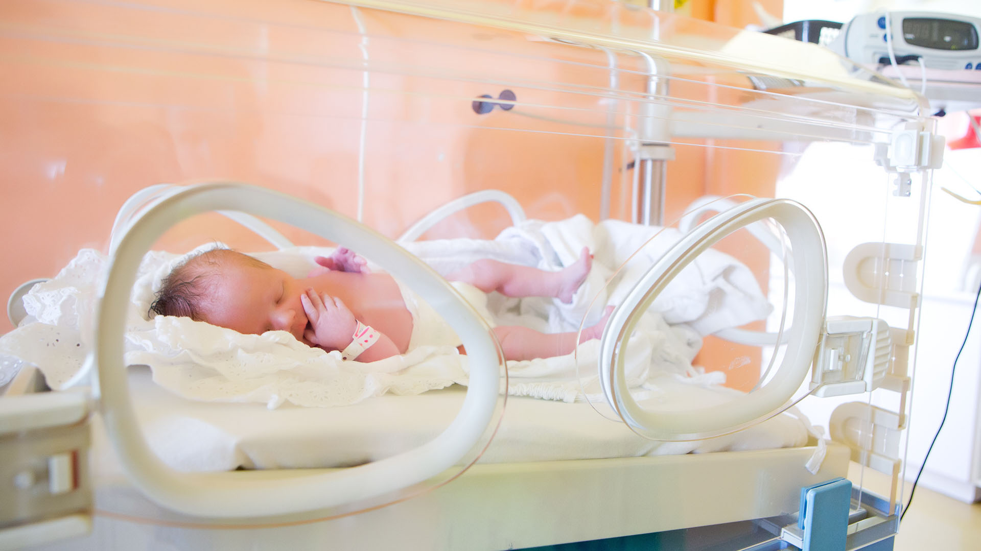 En los bebés, mejora el control de la temperatura, la estabilidad fisiológica y el progreso de peso; y en las madres, aumenta la producción de leche y disminuye el estrés que genera el ambiente de la terapia neonatal