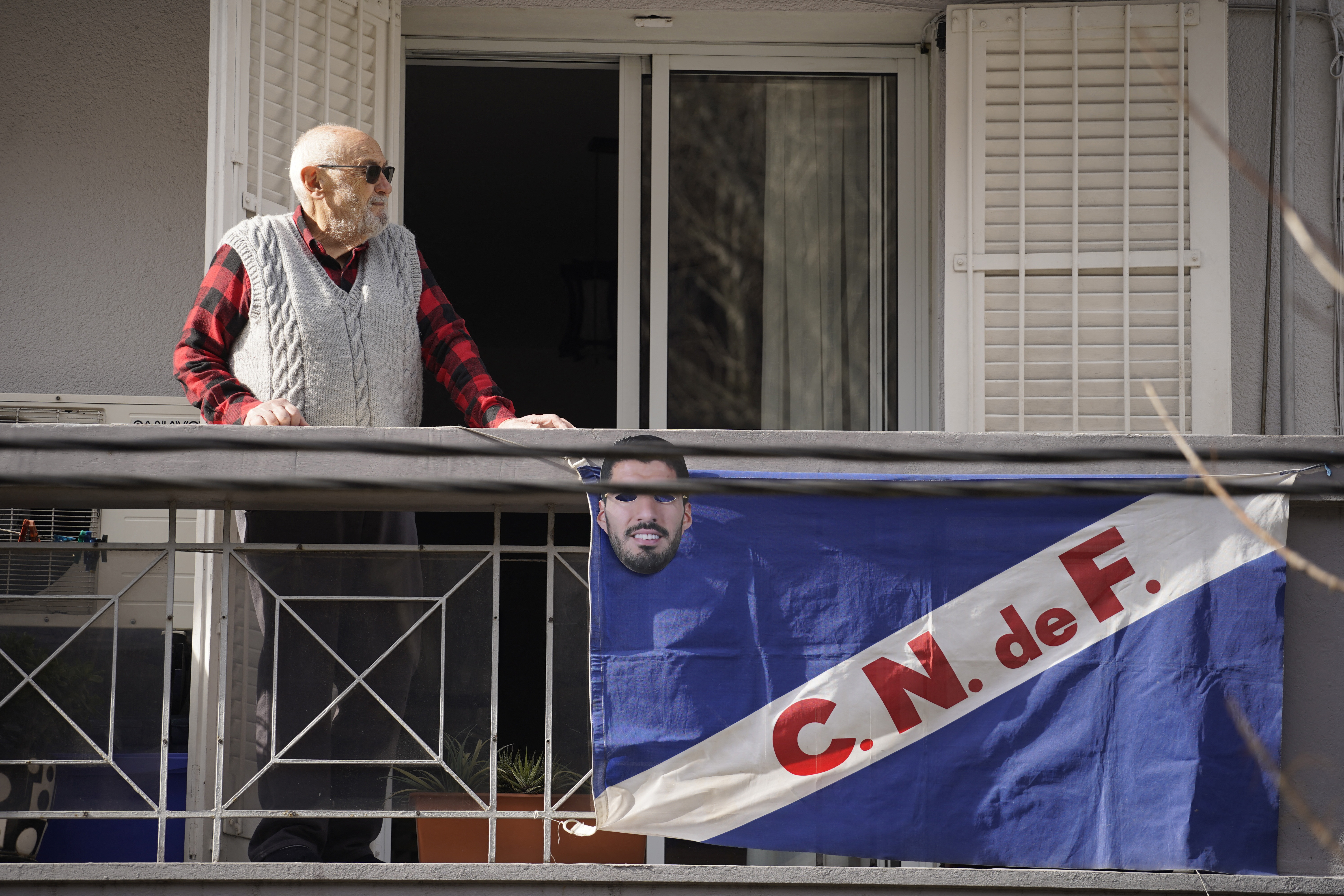 Même les balcons étaient habillés pour le passage de la caravane transportant Suárez et sa famille (REUTERS / Andres Cuenca Olaondo)
