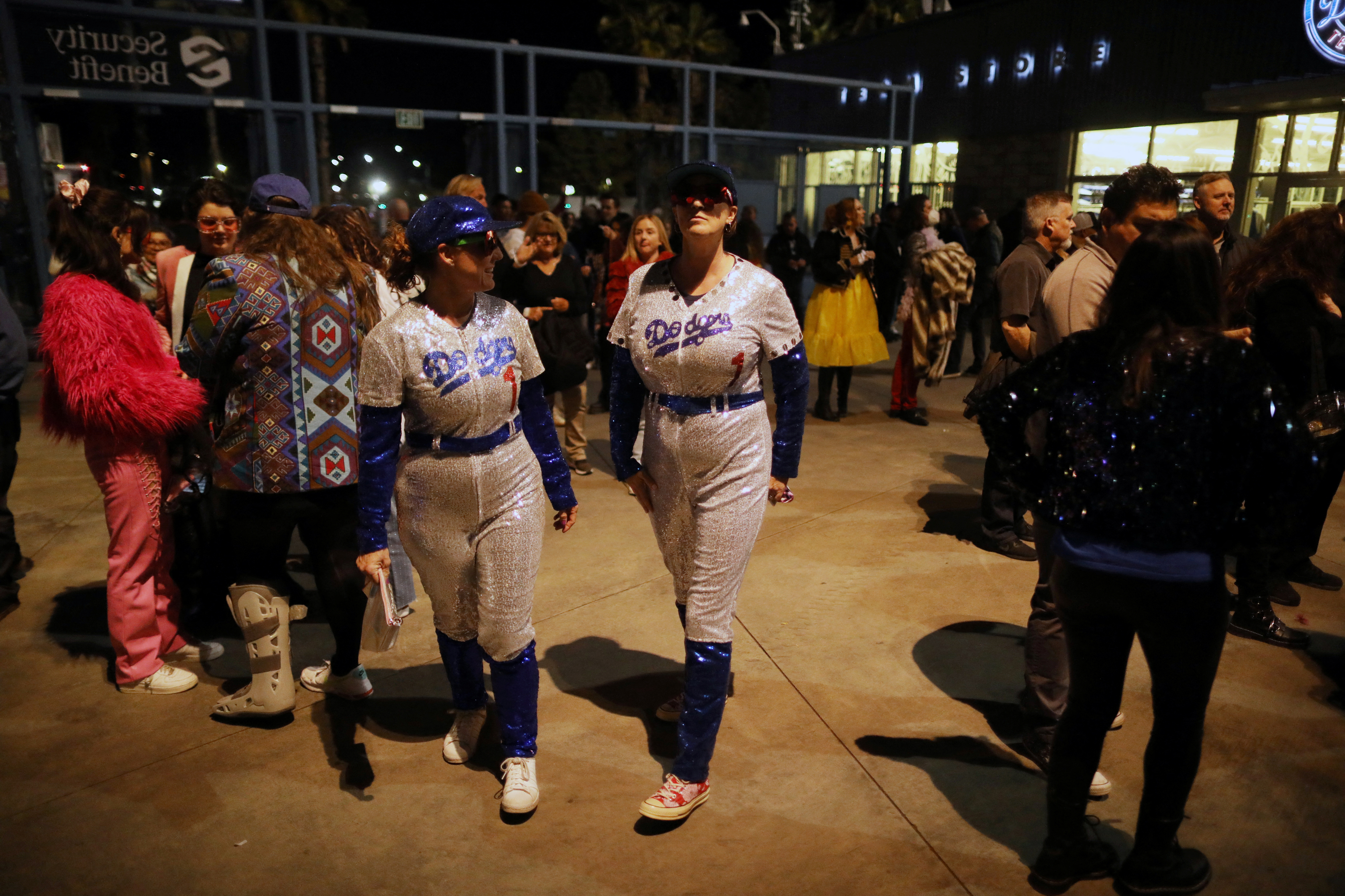 Los fanáticos entran para ver a Elton John actuar, vestidas con el icónico traje de los Dodgers en homenaje al cantante (REUTERS/David Swanson)
