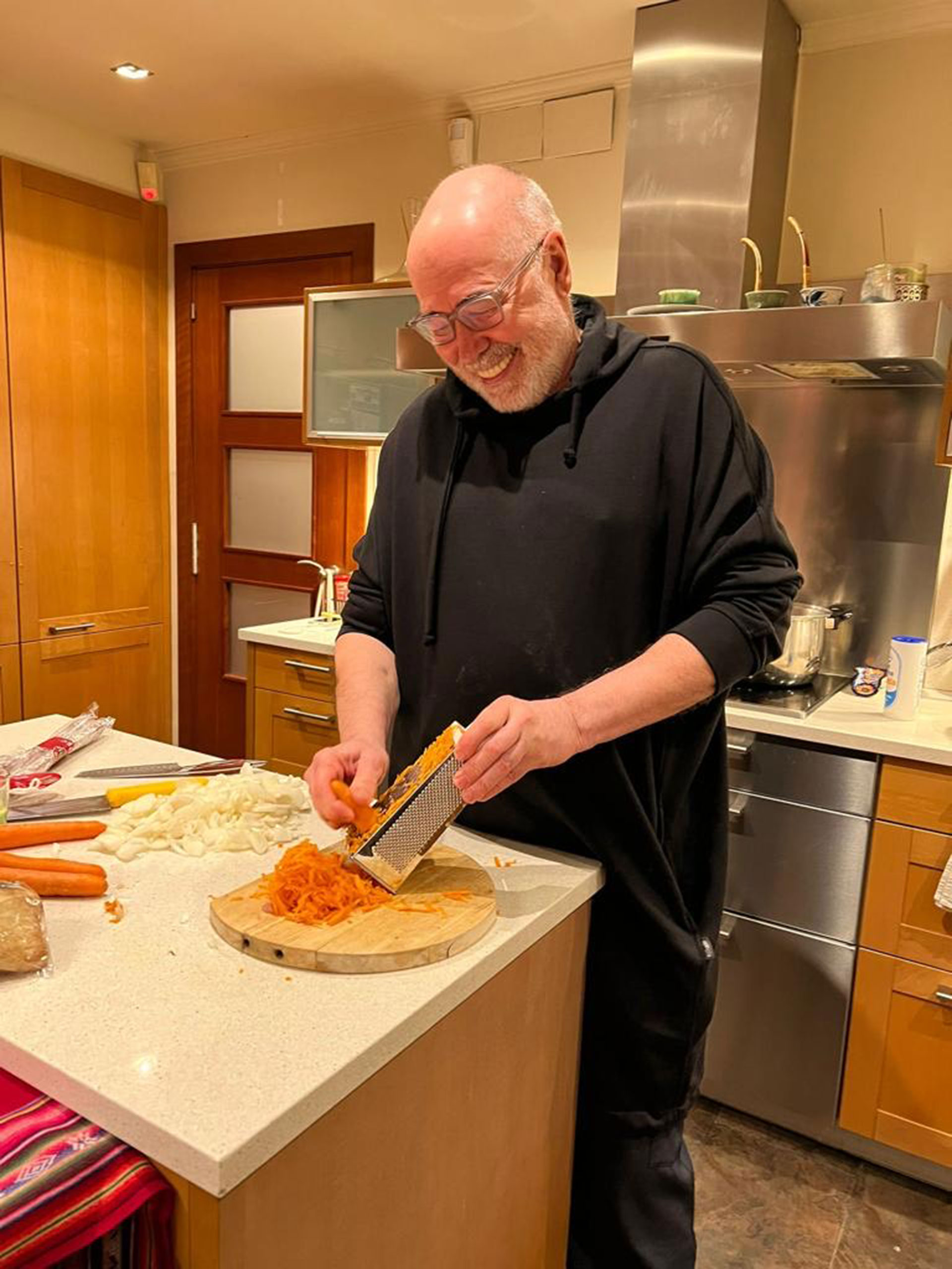Marat, ucraniano de 67 y ex coronel, en la cocina de los argentinos, donde les prepara recetas típicas