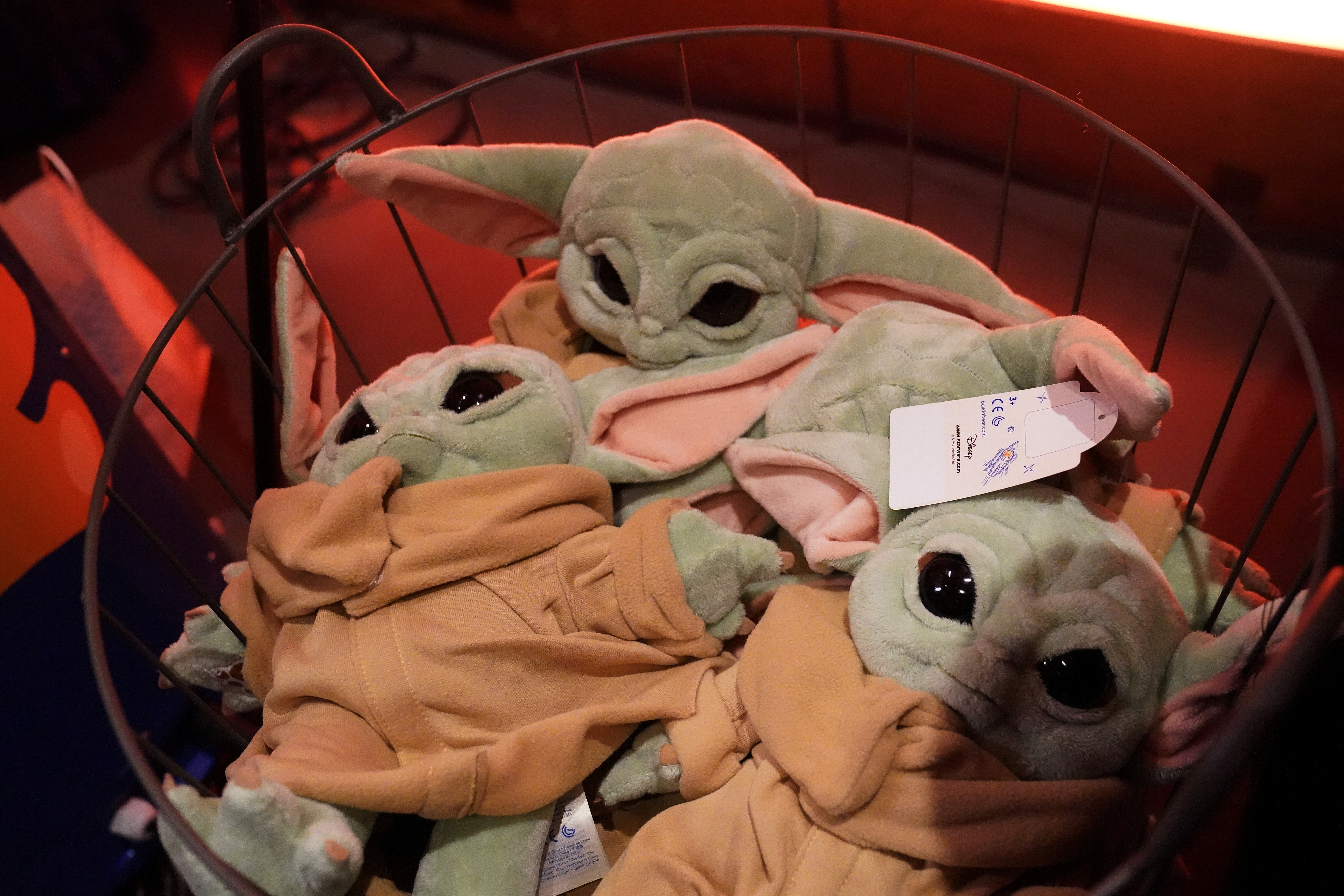 Plushies de Baby Yoda (Foto: REUTERS/Carlo Allegri)