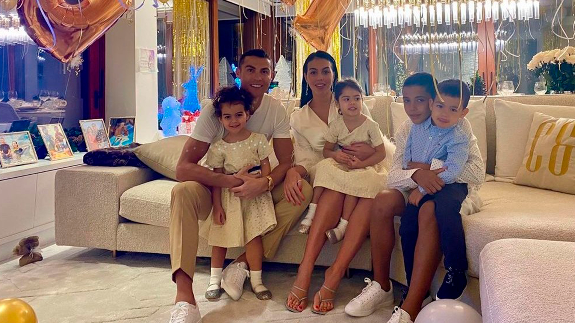 Ronaldo junto a Georgina y sus hijos (Instagram)