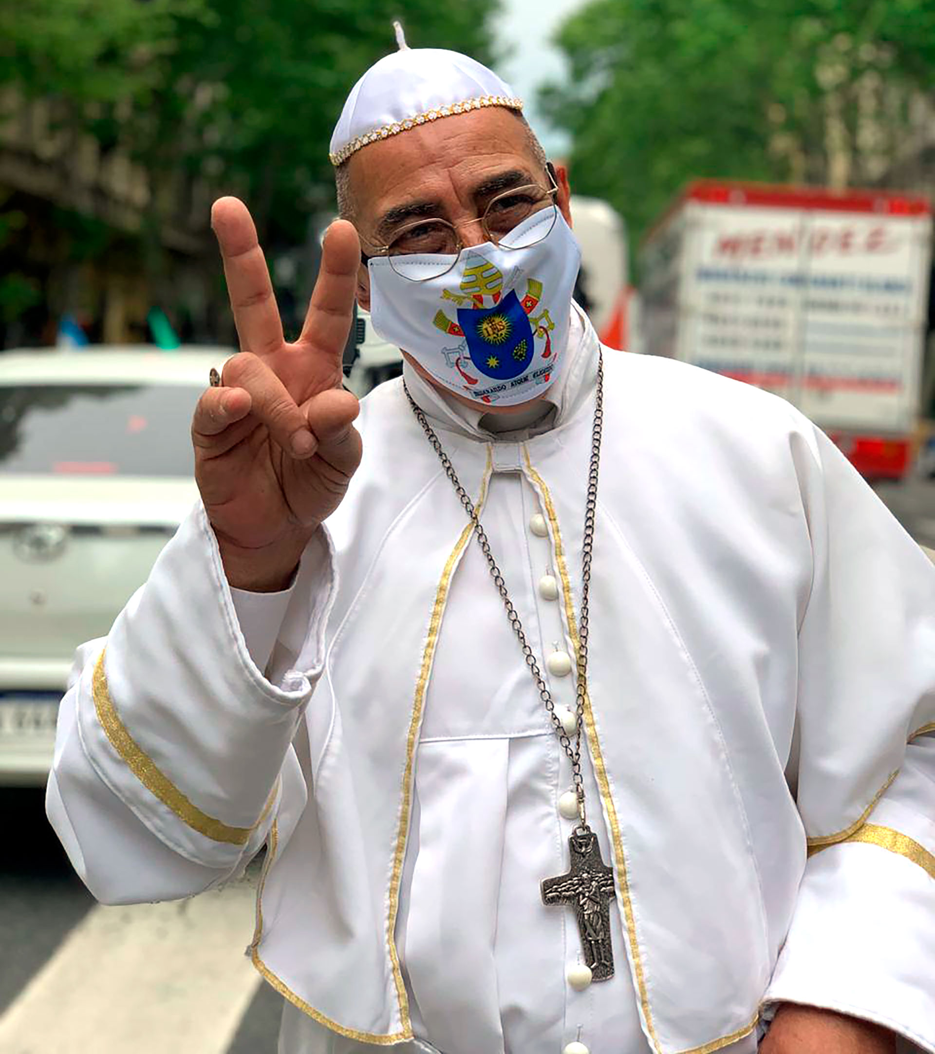 Disfraz pontificio en medio de la caravana