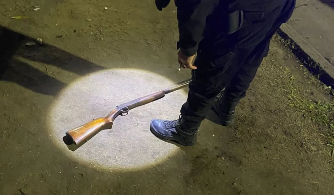 Peligro en La Plata: dos ladrones dejaron una escopeta cargada en plena v&iacute;a p&uacute;blica tras evadir un control policial