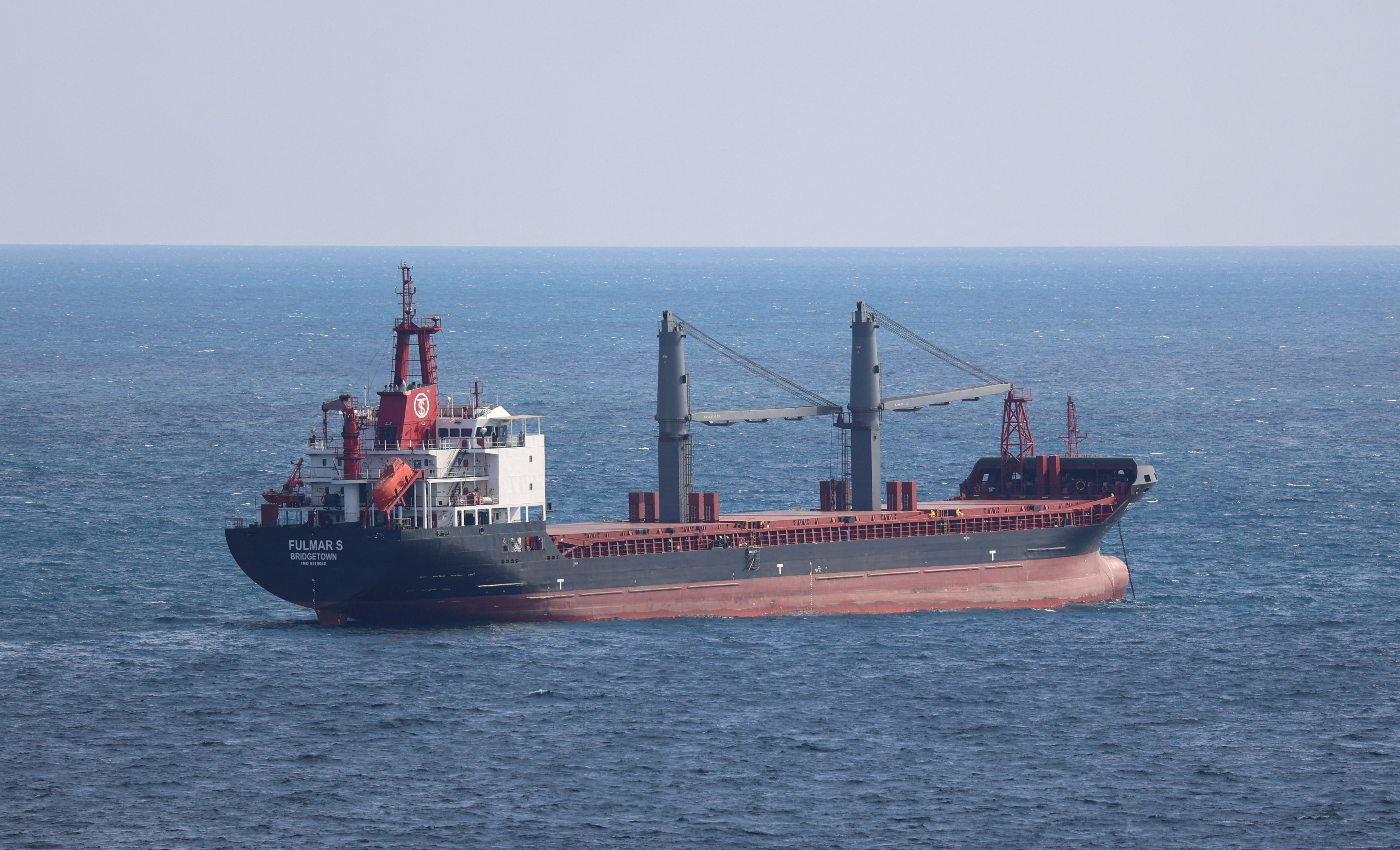 El buque de carga general Fulmar S, de bandera de Barbados, es fotografiado en el Mar Negro, al norte del estrecho del Bósforo, en Estambul, Turquía, el 5 de agosto de 2022. REUTERS/Yoruk Isik