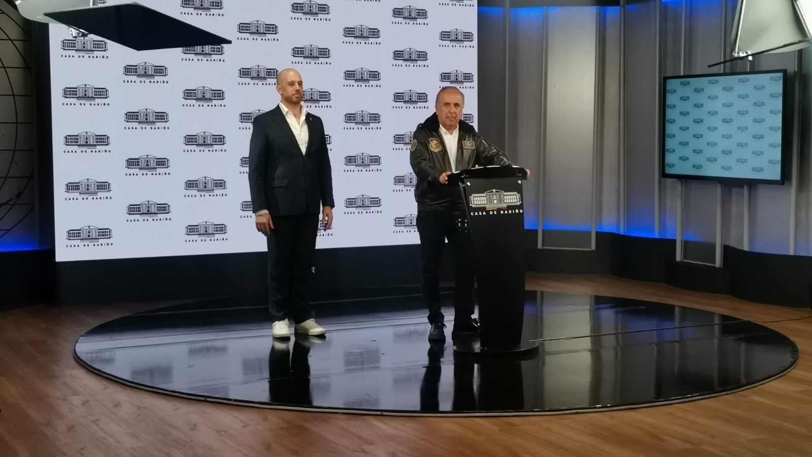 El vicepresidente de Avianca, Frederico Pedreira, y el ministro Guillermo Reyes anunciaron algunas medidas para garantizar la movilidad de los viajeros de Ultra Air. MinTransporteCo/Twitter.