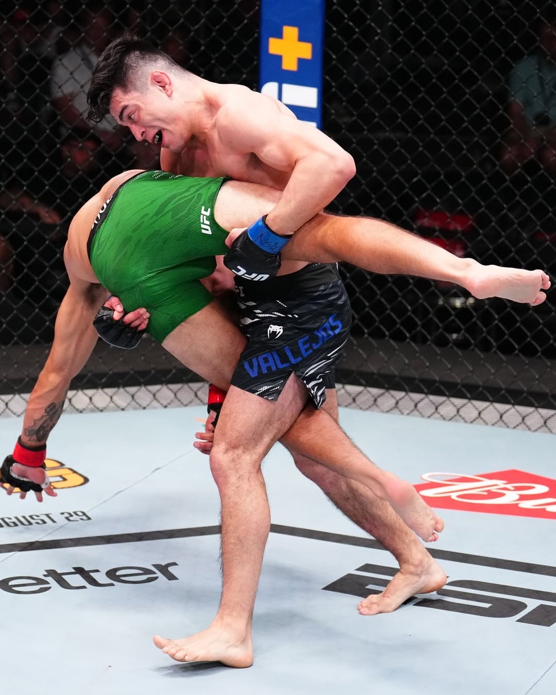 El argentino Kevin Vallejos sumó otro aplastante triunfo en la UFC y pidió ganar el bono de 50 mil dólares