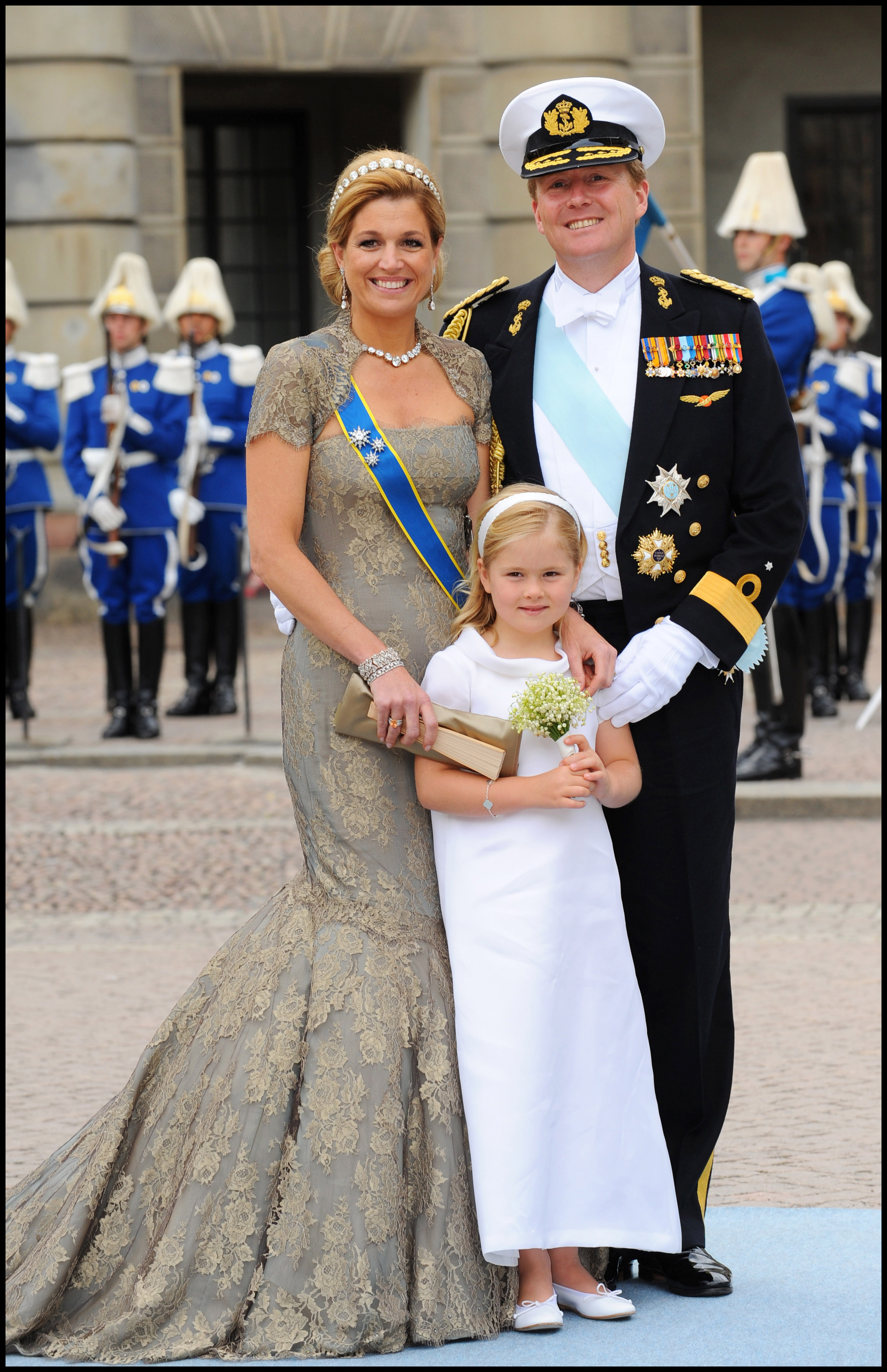 La princesa Amalia con sus padres en la boda de la princesa Victoria de Suecia que además es su madrina de bautismo