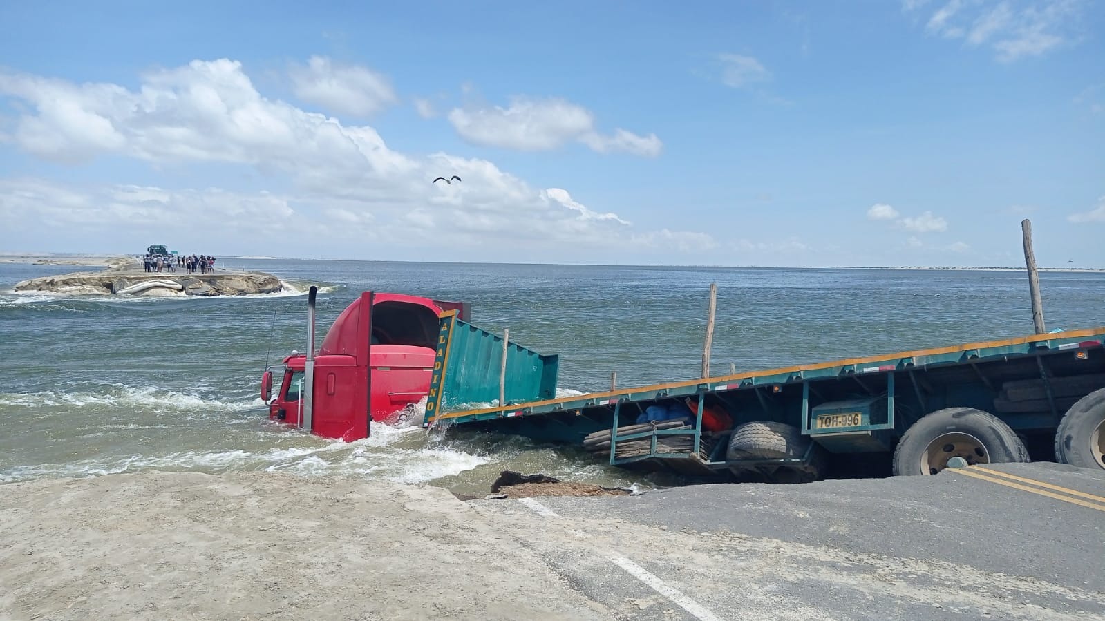Se desborda laguna La Niña en Piura: 120 metros de carretera destruida y se traga enorme tráiler