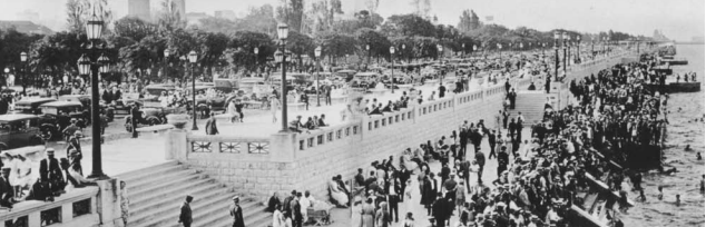 Iban todos. El balneario construido en la costanera sur convocaba a una multitud. La calle, tapizada de vehículos. Foto Gobierno de la Ciudad