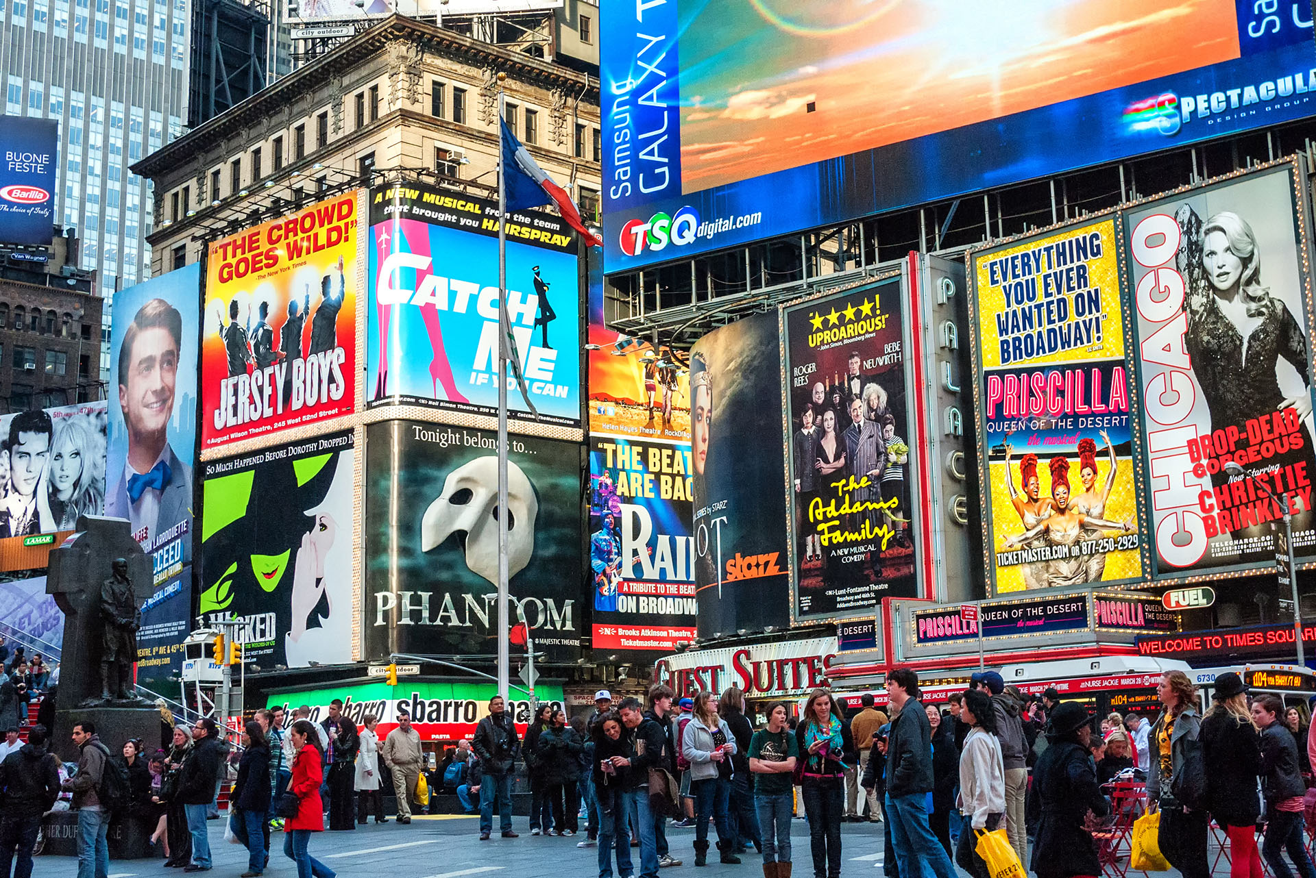 ANTES - Una multitud congregada en el Times Square, Nueva York (Shutterstock)