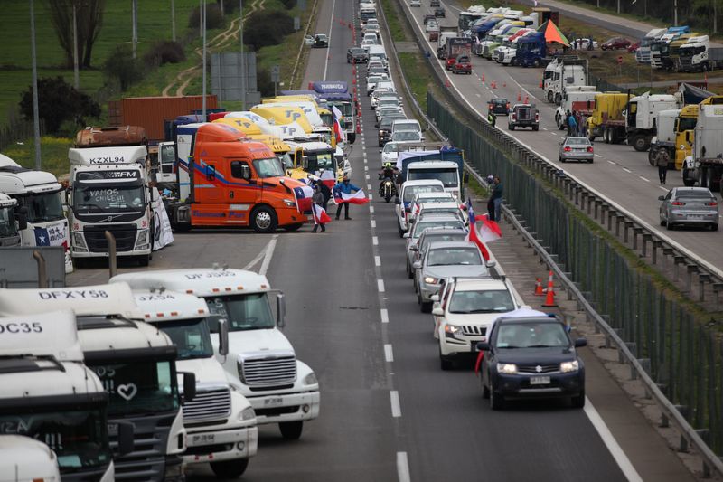 El Ejecutivo chileno acordó diez puntos con la Confederación Nacional del Transporte de Carga de Chile (CNTC) y FedeQuinta, mientras que Camioneros del Sur y Fuerza del Norte se mantienen fuera del pacto. (REUTERS)