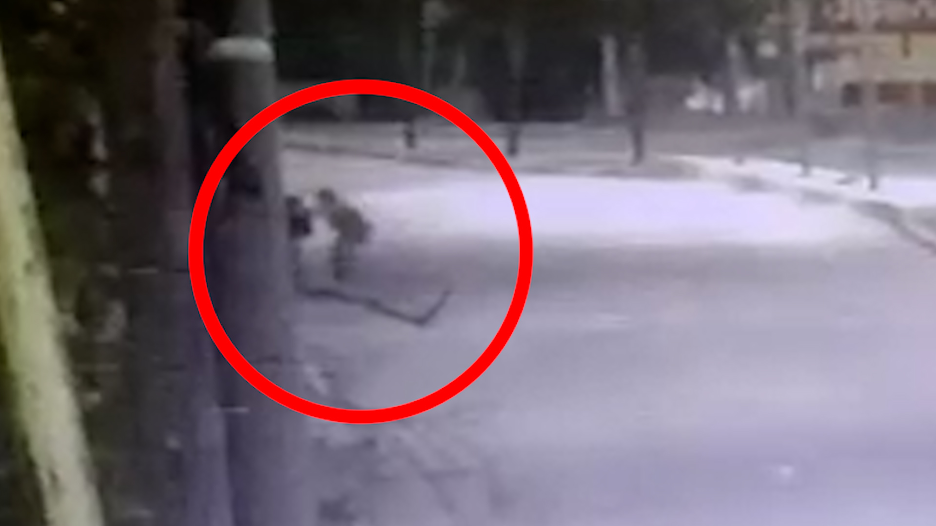 El video que muestra cómo un policía de la Bonaerense mató a un ladrón y luego se fue en bicicleta