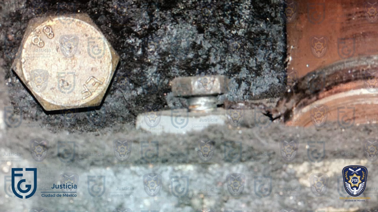 Investigations have determined that the position and cleanliness of the left fastening screw indicate that maneuvers were carried out with the intention of causing a serious incident in the operation of the Metro.  Photo: FGJCDMX