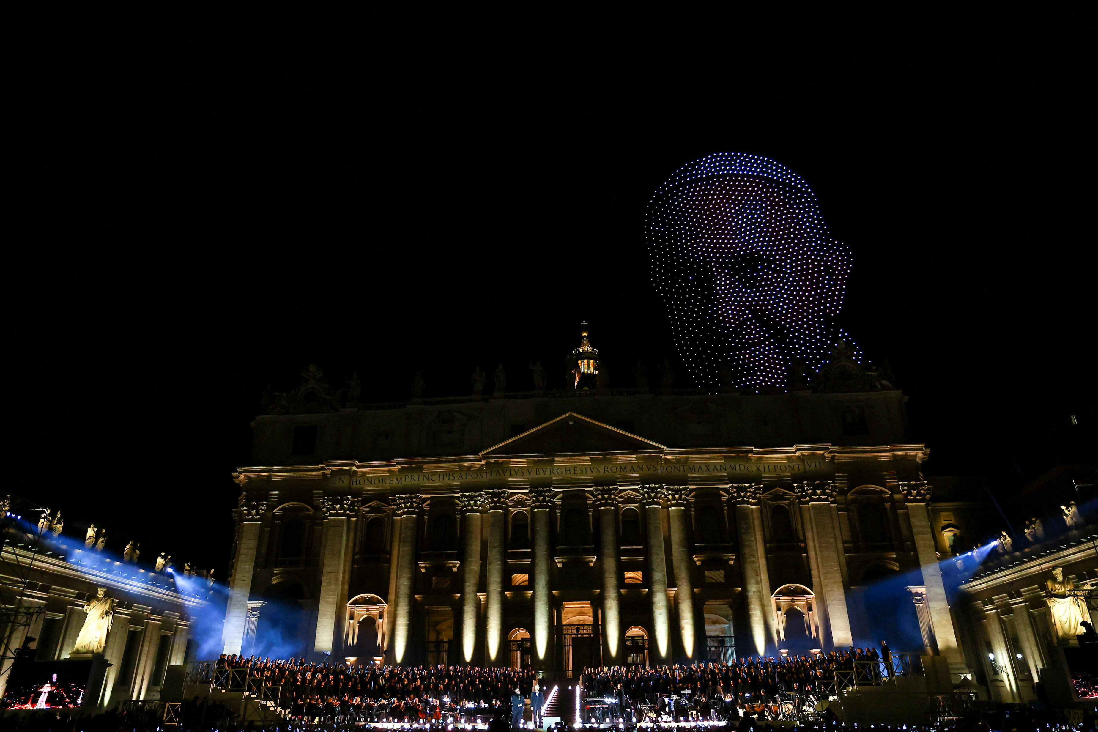 El emotivo homenaje al papa Francisco durante un concierto en el Vaticano: miles de drones fueron desplegados para formar su rostro