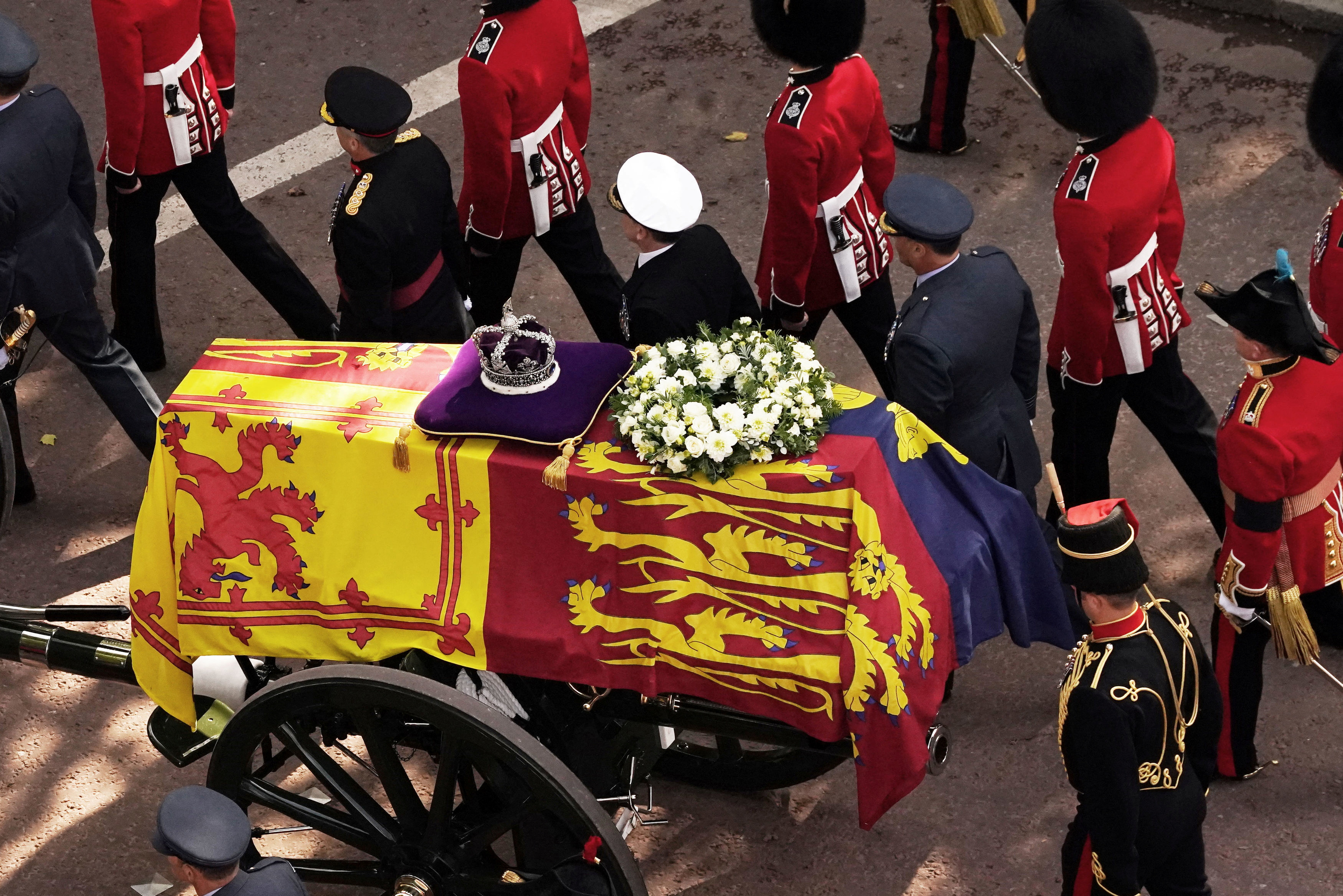 La cureña que con los restos de Isbael II en su traslado desde el Palacio de Buckingham hacia Westminster Hall