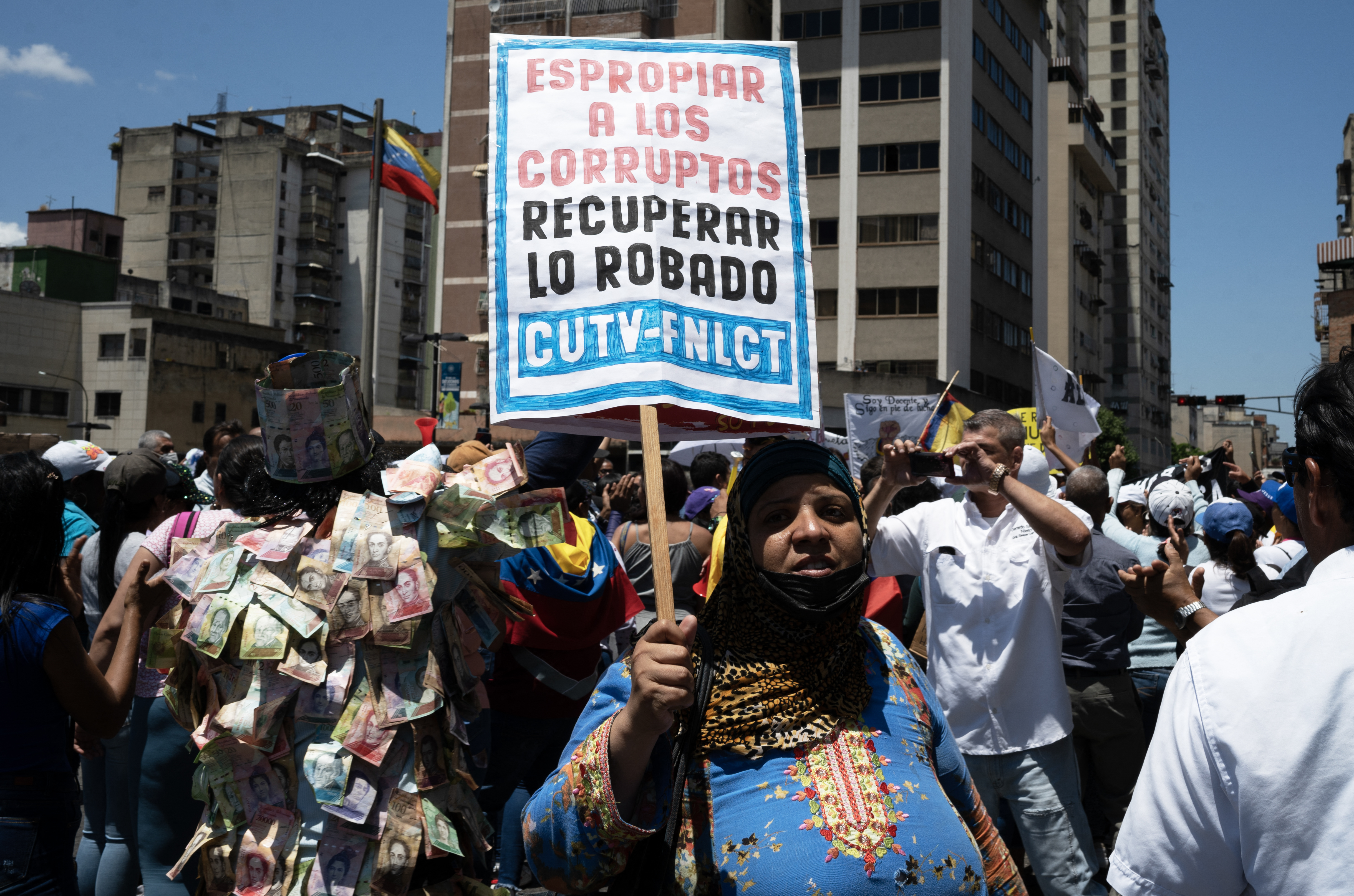 “Si hay para robar, hay para pagar”: trabajadores públicos y jubilados de Venezuela volvieron a protestar para exigir sueldos dignos