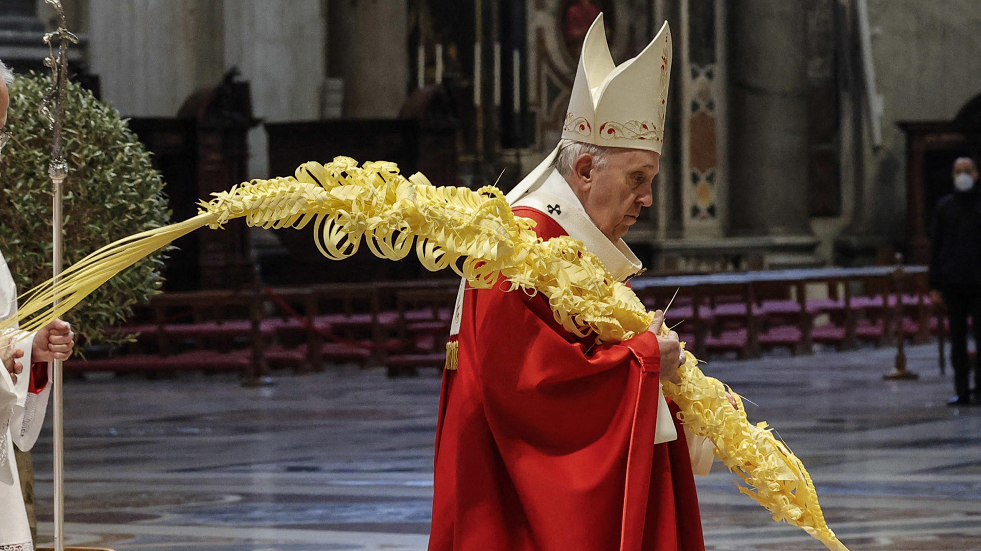 El papa Francisco sosteniendo una rama de palma en la Basílica San Pedro en 2021 (Photo by Giuseppe LAMI / POOL / AFP)
