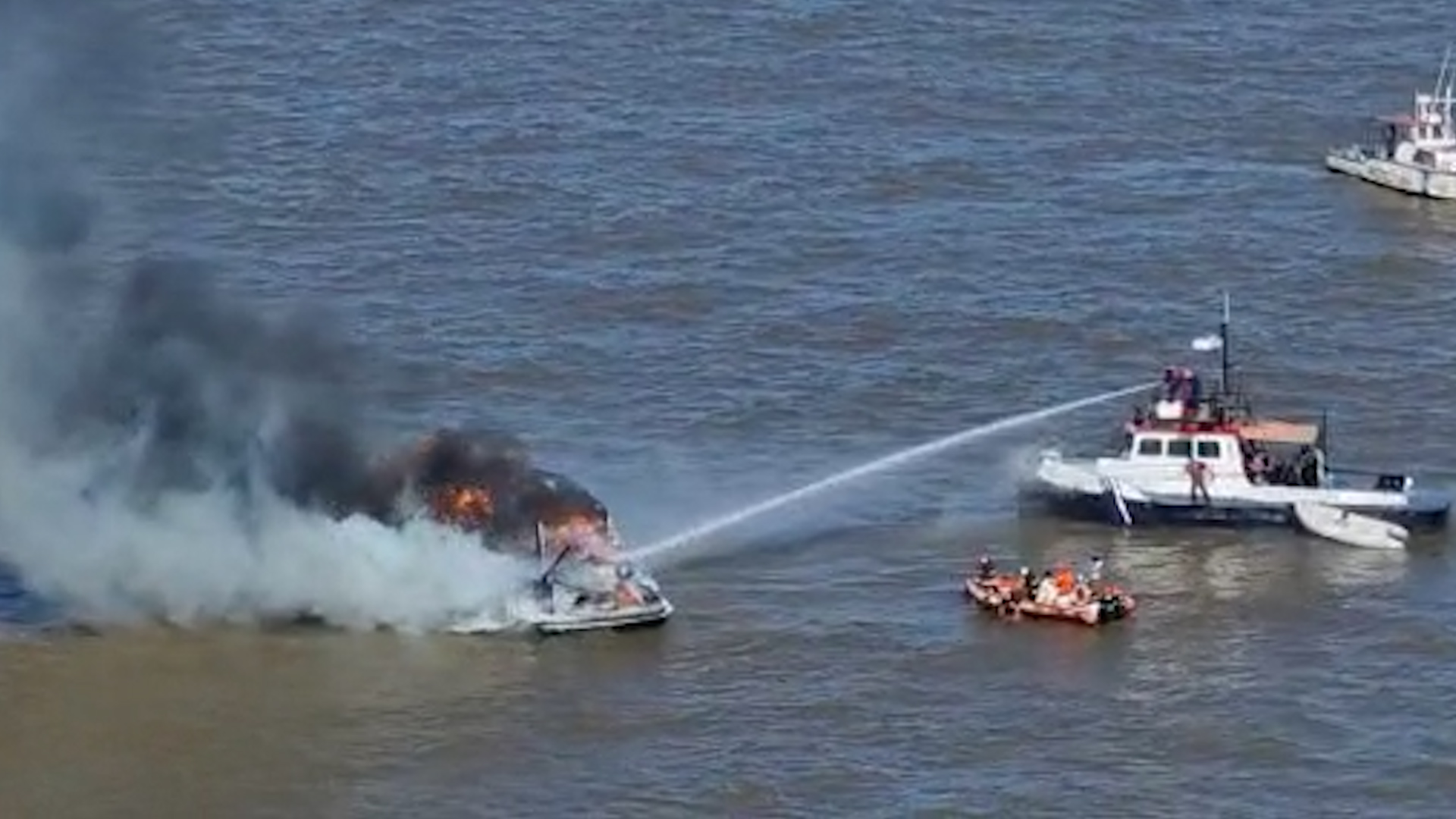 Se incendió un barco en el Río de La Plata 