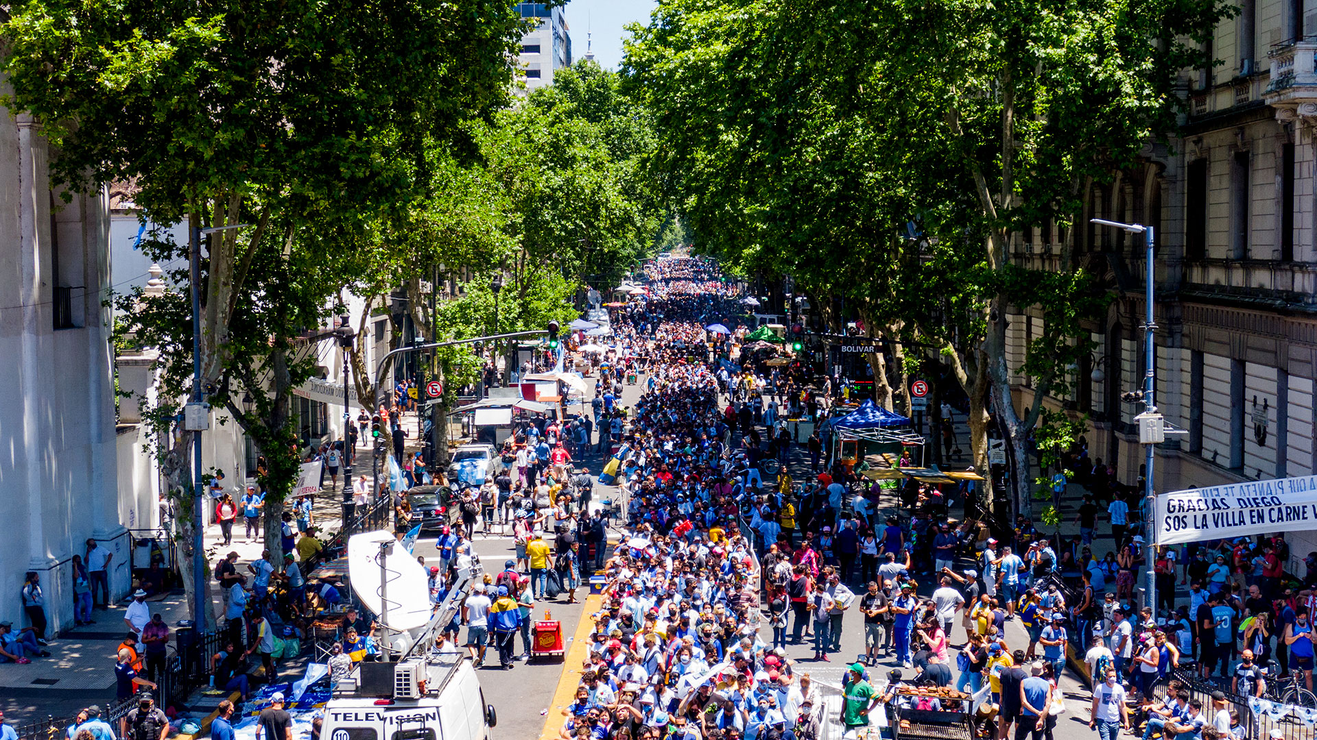 La fila interminable de personas sobre Avenida de Mayo