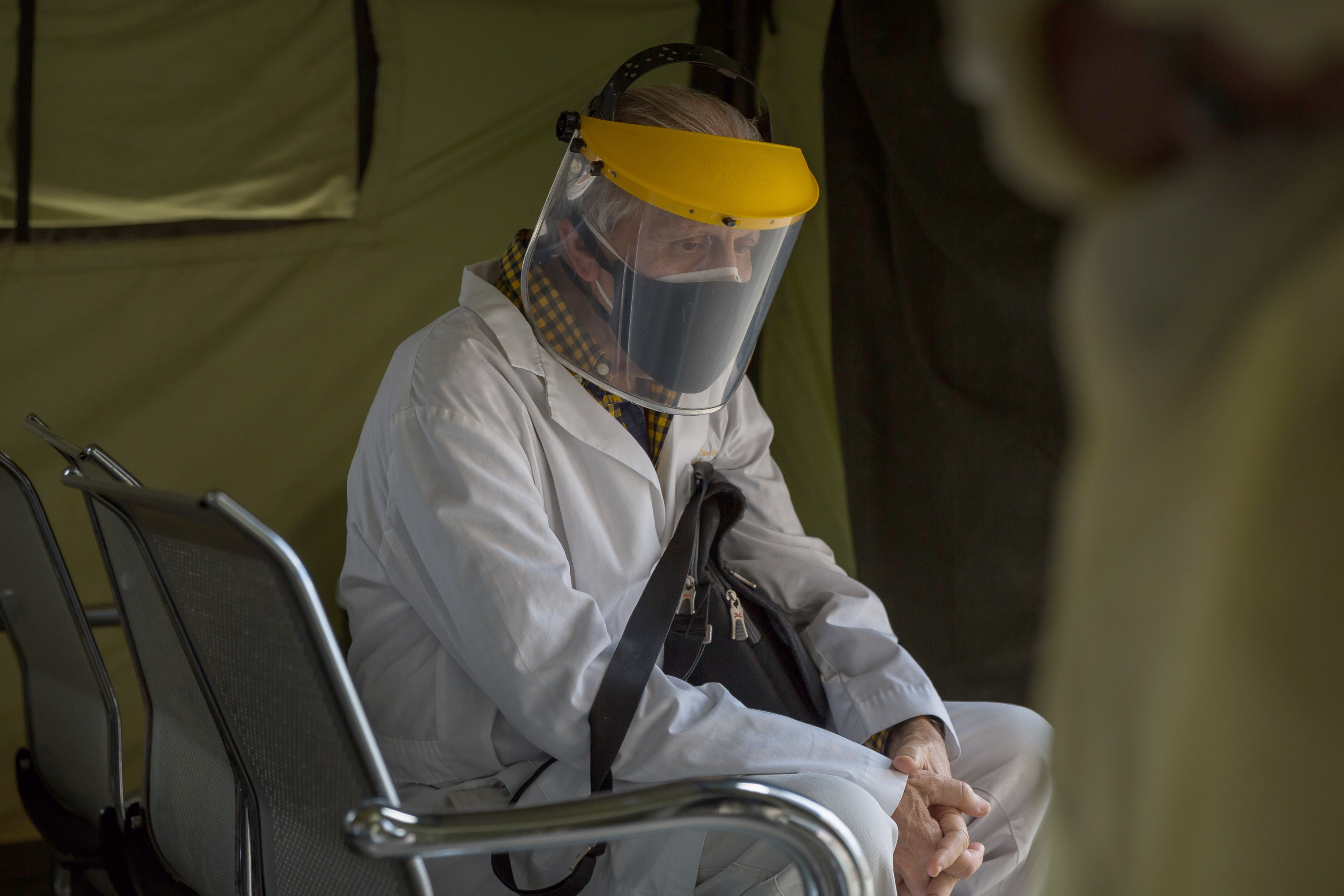 Un hombre espera para recibir una vacuna contra la covid-19 en Caracas (Venezuela). EFE/Miguel Gutiérrez/Archivo
