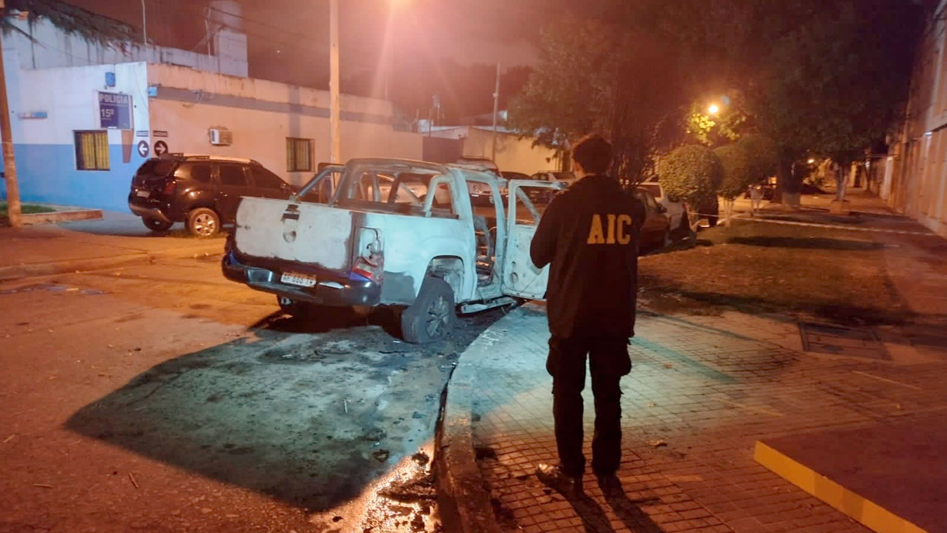 La camioneta tras ser incendiada