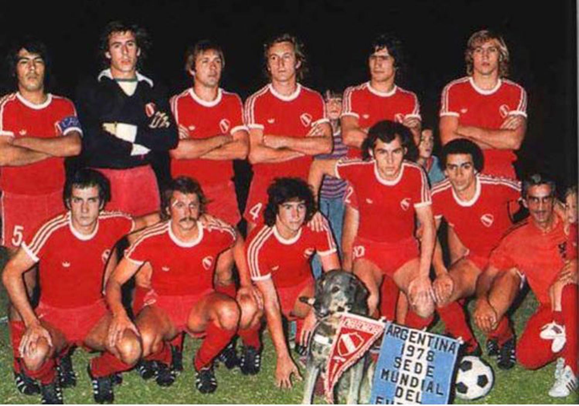 Equipo de Independiente con un banderín de promoción del Mundial 1978. Arriba: Galván, Rigante, Osvaldo Pérez, Rubén Pagnanini, Hugo Villaverde, Enzo Trossero. Abajo: Arrieta, Larrosa, Outes, Bochini y Magallanes. 