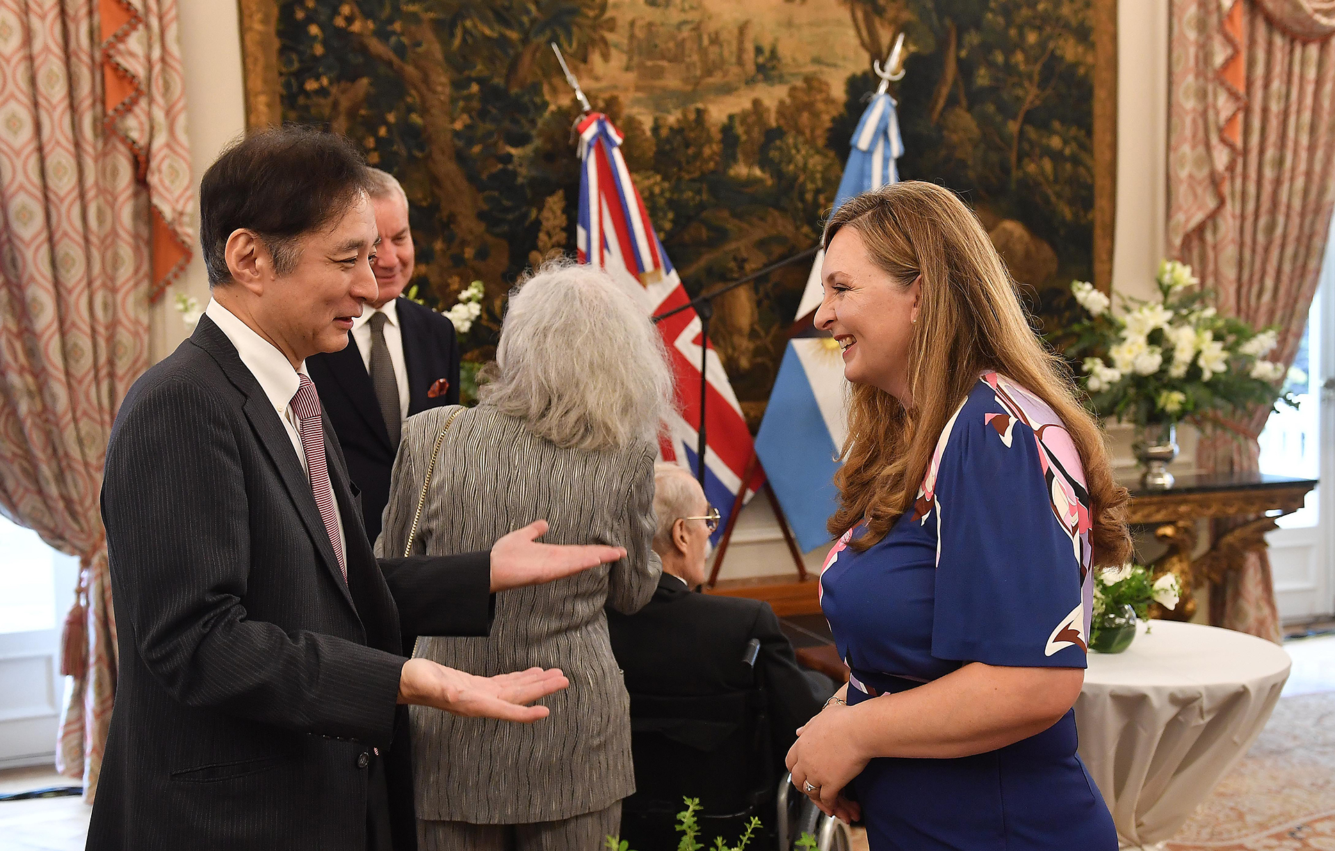 El embajador de Japón, Hiroshi Yamauchi, y la embajadora británica, Kirsty Hayes 