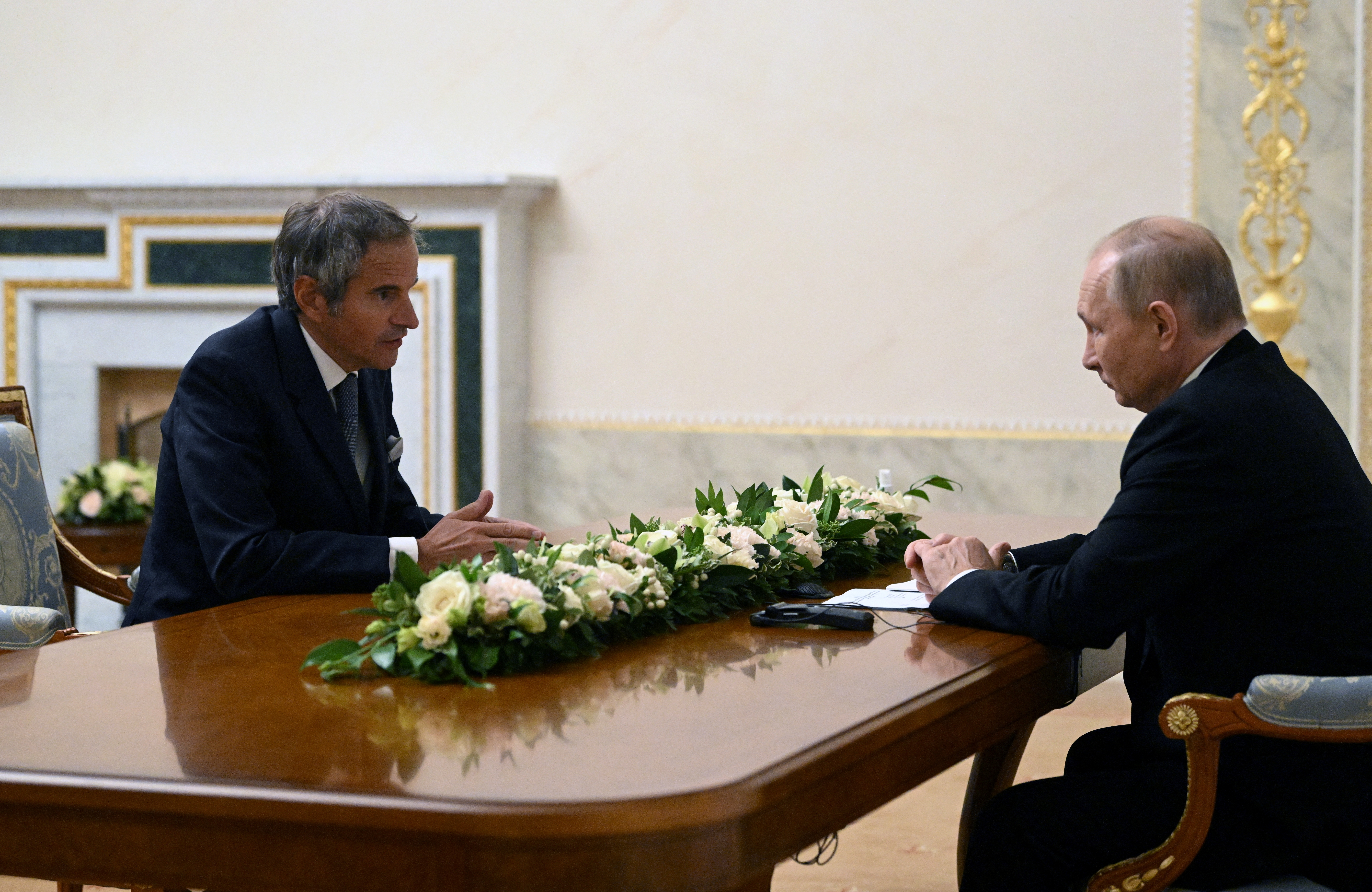 Foto de archivo: Grossi se reunió con el presidente ruso Vladimir Putin en San Petersburgo el 11 de octubre de 2022 para buscar una solución sobre la crisis en la central nuclear de Zaporizhzhia (Sputnik/Pavel Bednyakov/REUTERS)