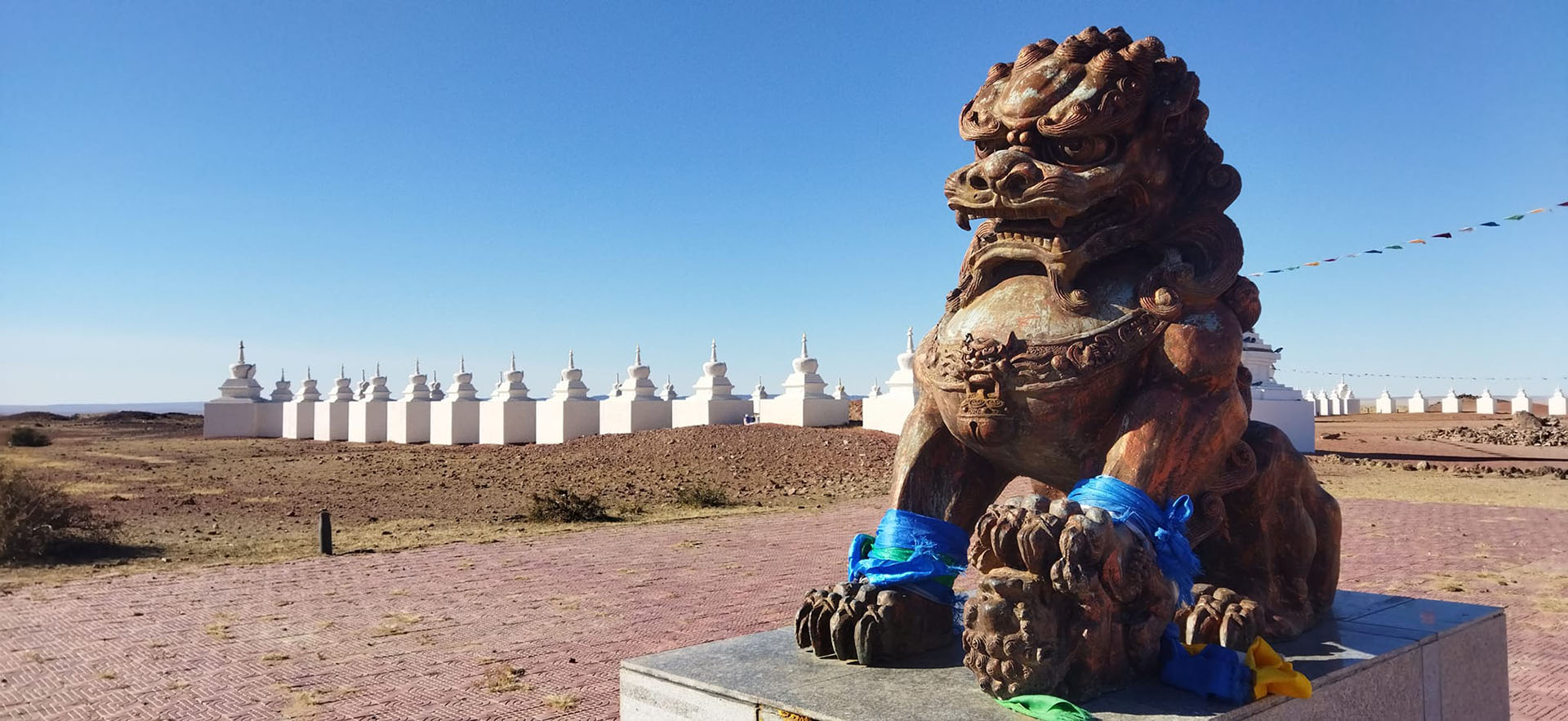 León de la entrada a las 108 Stupas del monasterio de Khammar kid, Gobi, Mongolia