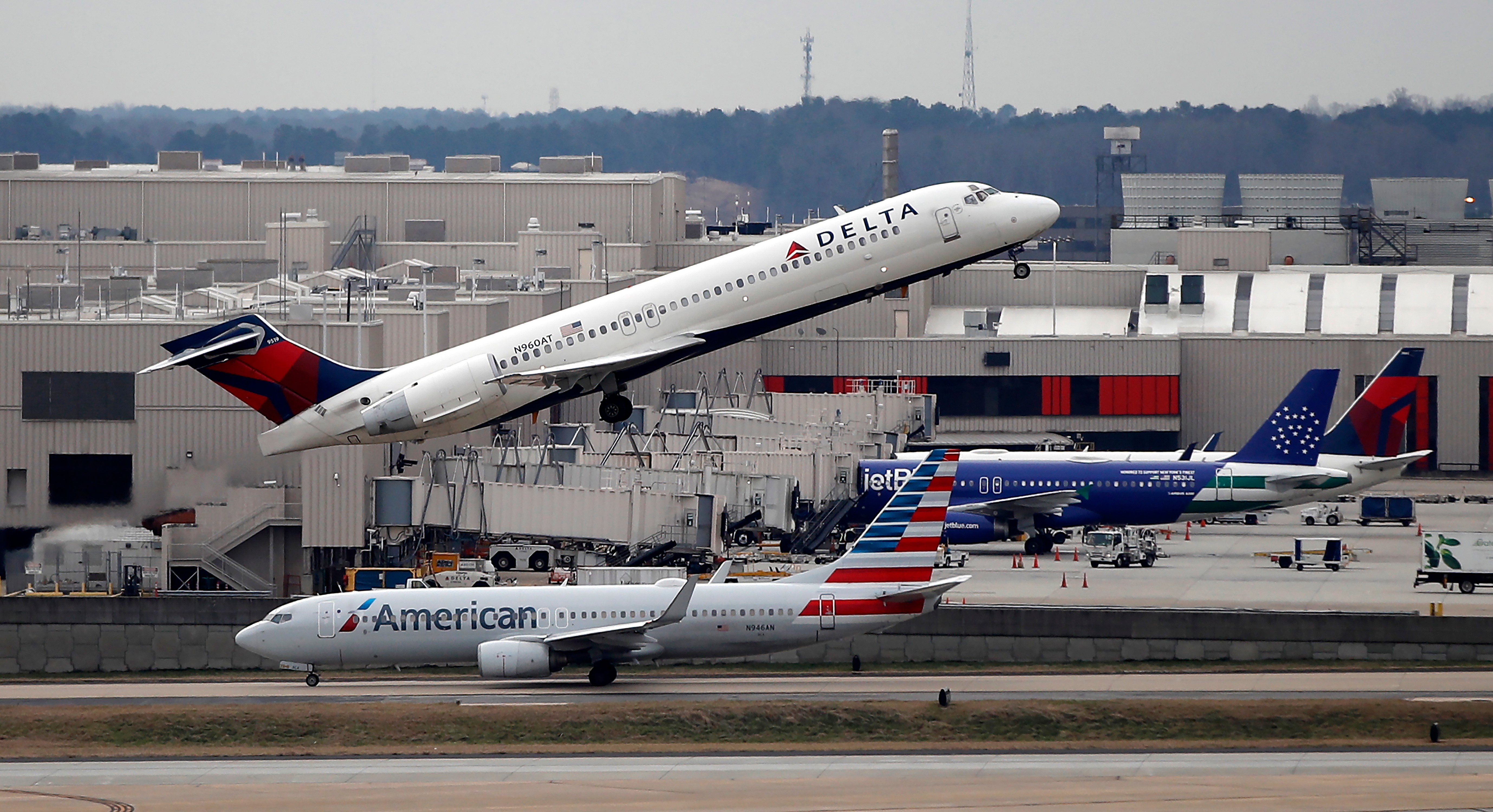 Vista de aviones de las aerolíneas Delta y American Airlines, en una fotografía de archivo. EFE/Matt Campbell
