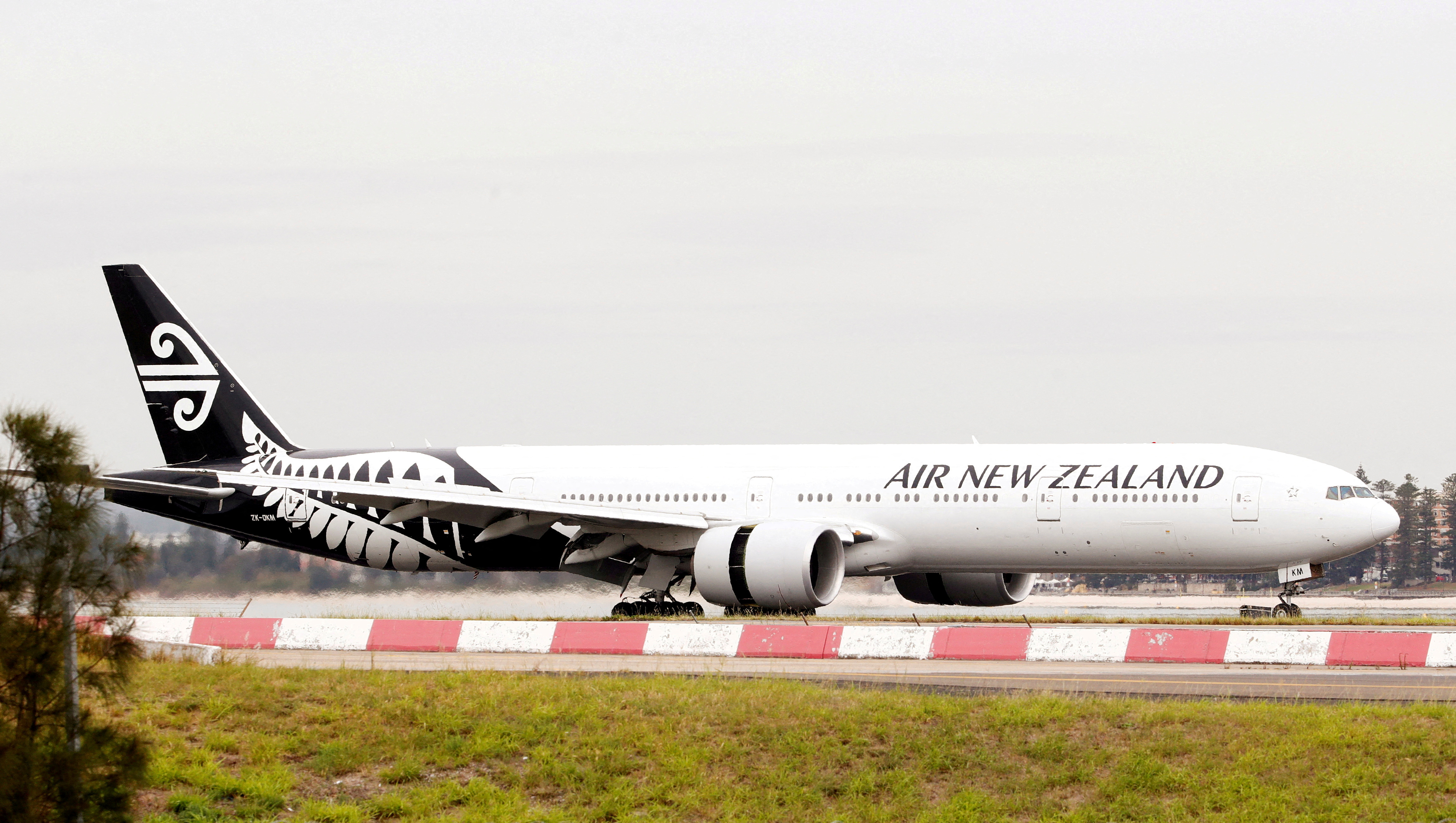 Un avión de Air New Zealand, una de las empresas que abandonaron el país durante la pandemia y perjudicaron la conectividad argentina. (REUTERS/Daniel Munoz/File Photo/File Photo)