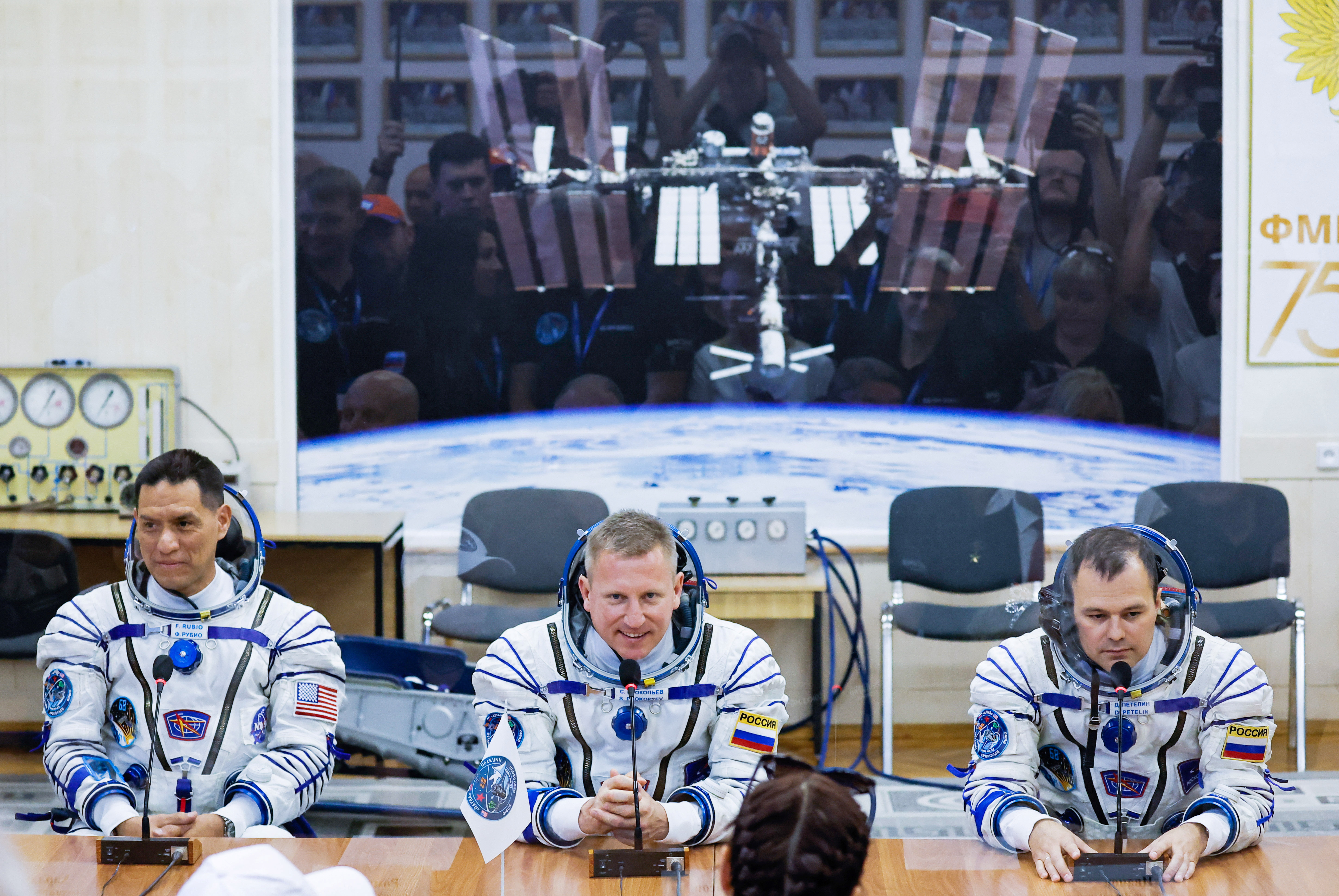El astronauta de la NASA Frank Rubio, junto con los cosmonautas de Roscosmos Sergey Prokopyev y Dmitry Petelin  (REUTERS/Maxim Shemetov)